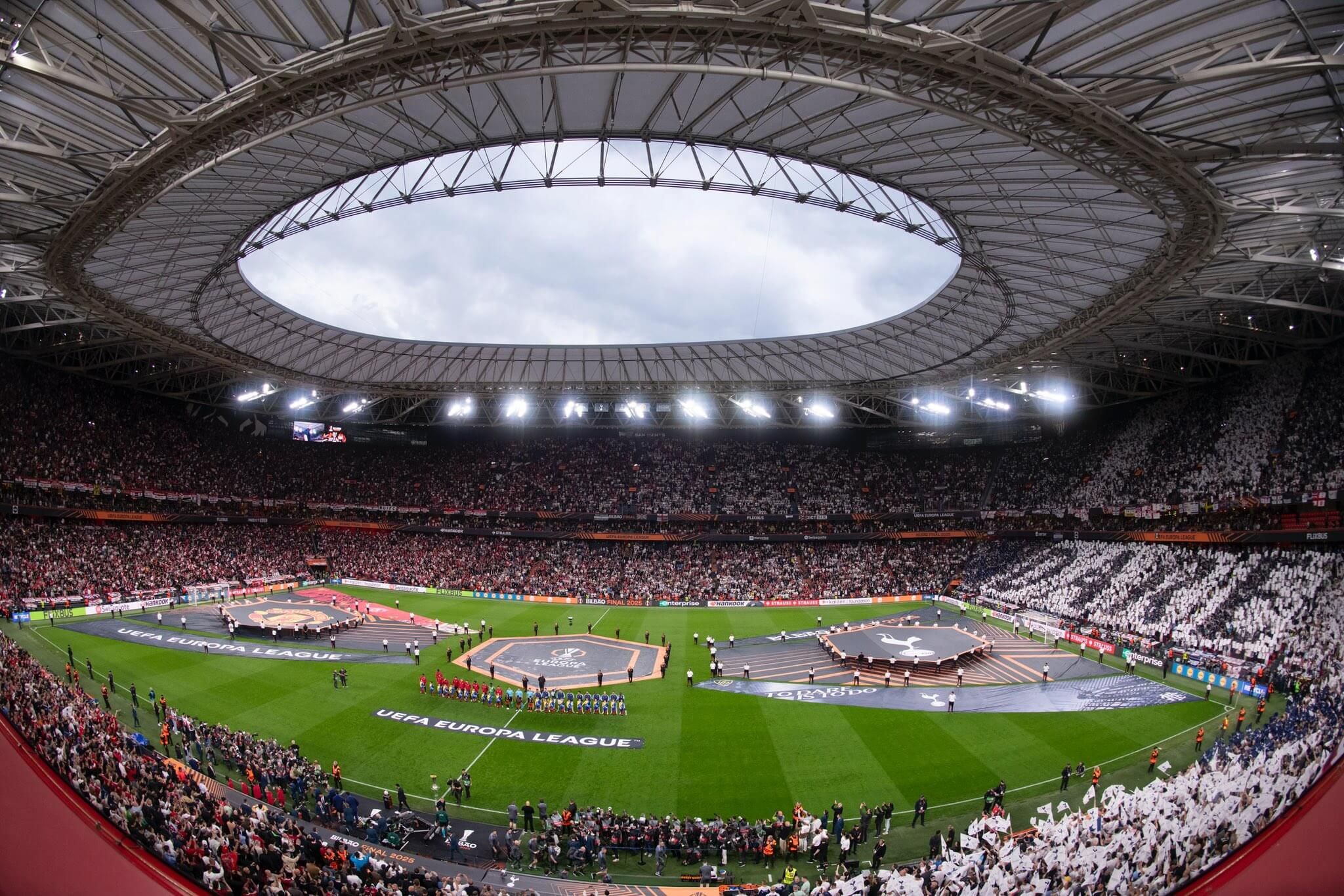 El campo de San Mamés relució en la final de la UEFA Europa League 2025.