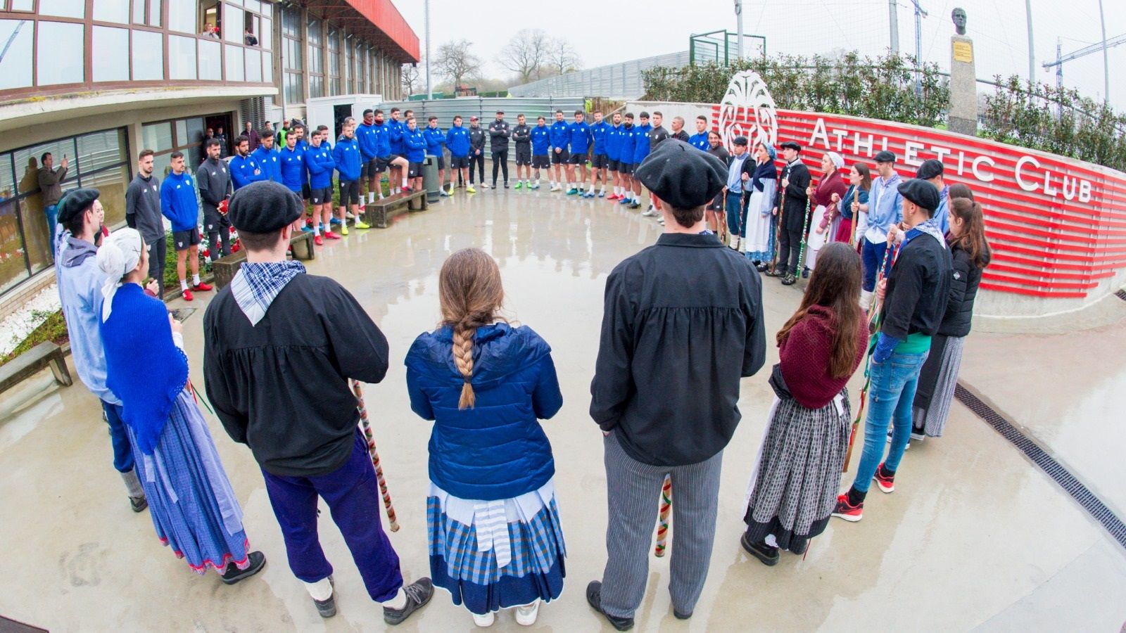  Los jugadores rojiblancos escuchan al coro de Santa Agueda antes de un entrenamiento en otra temporada.