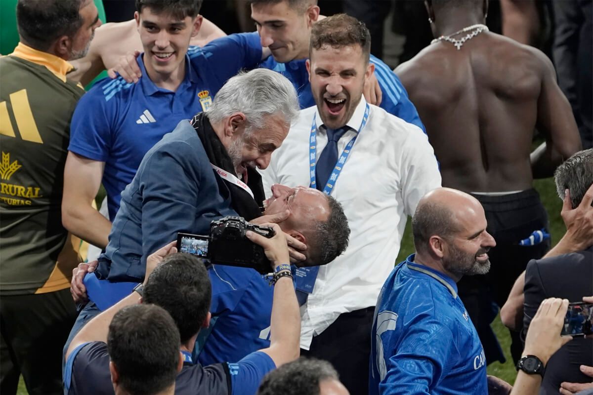  Santi Cazorla levanta a Jesús Martínez en el ascenso del Real Oviedo.
