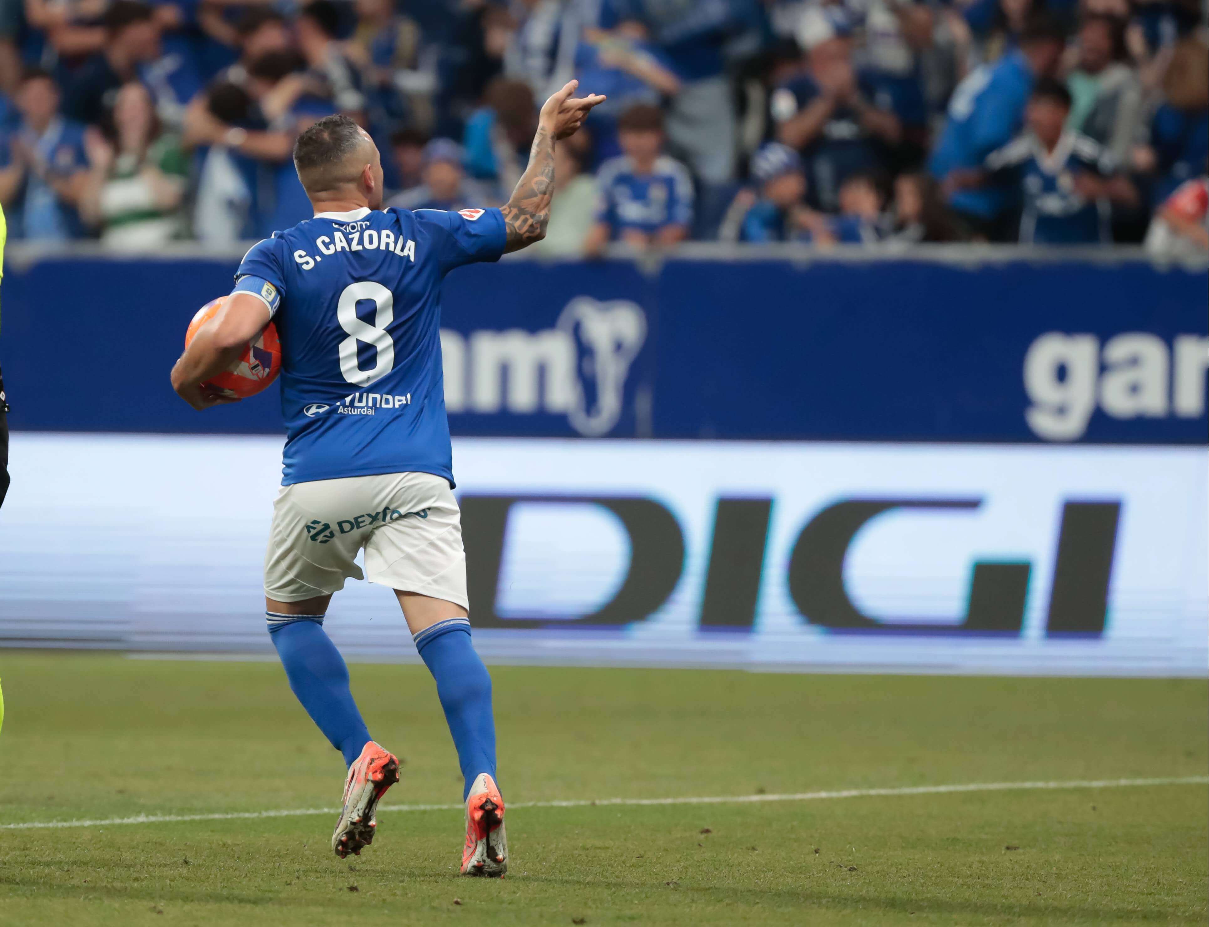  Santi Cazorla celebra su gol en el Real Oviedo-Mirandés.