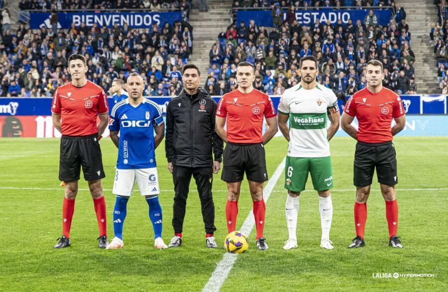  Santi Cazorla, antes del inicio del Real Oviedo-Elche.