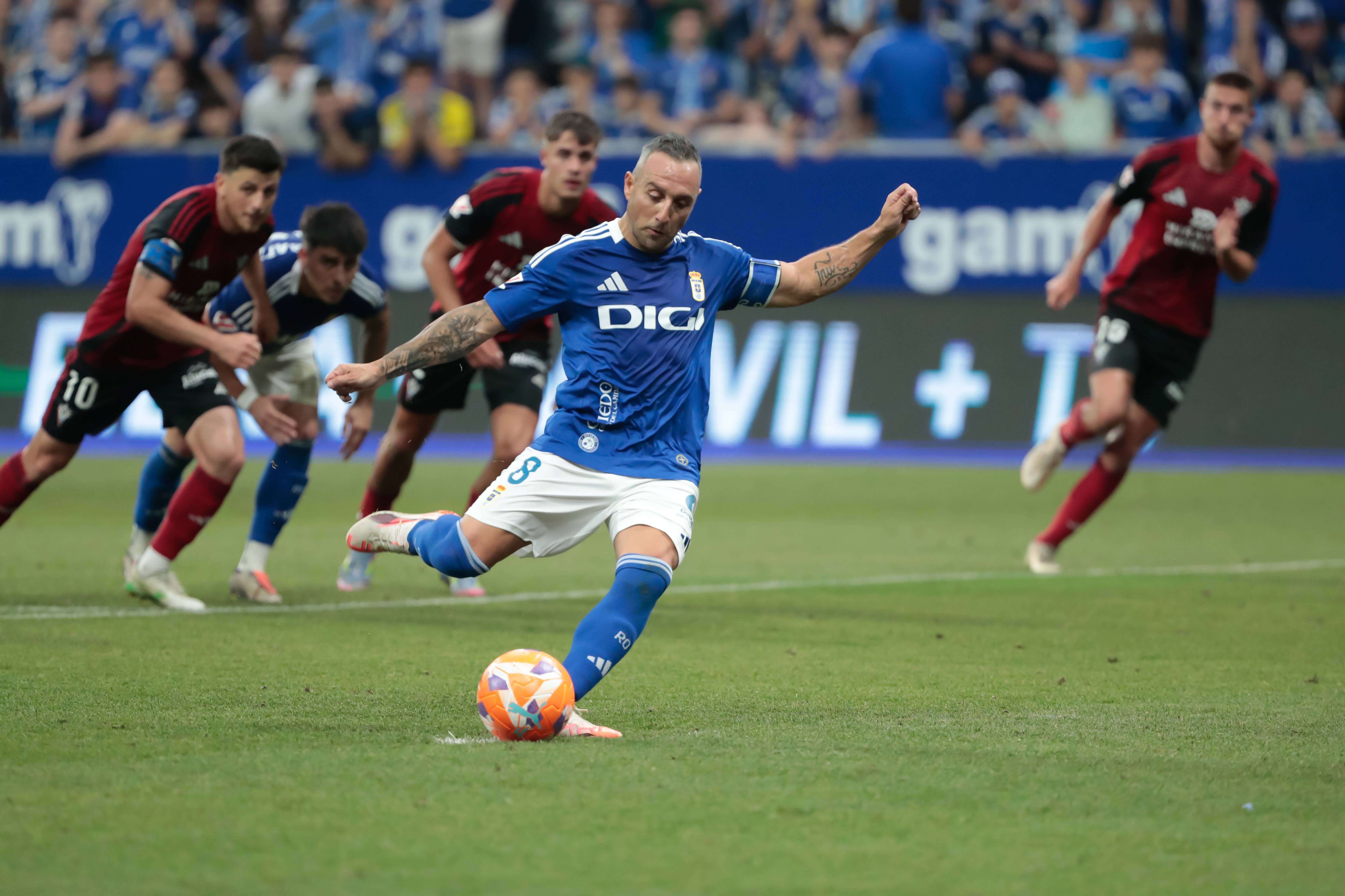 Santi Cazorla marca su gol en el Real Oviedo-Mirandés (Foto: Cordon Press).