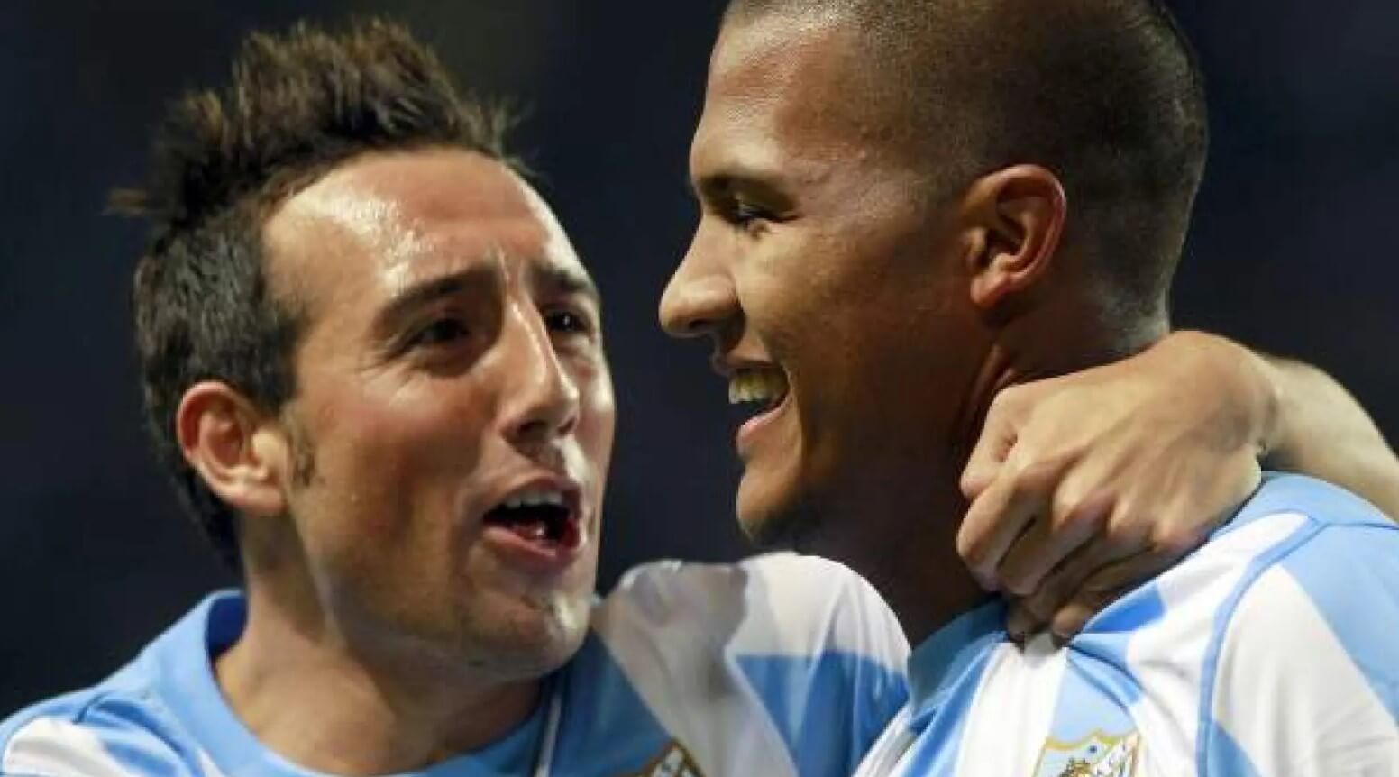 Santi Cazorla felicita a Salomón Rondón tras un gol con el Málaga en la 11/12.