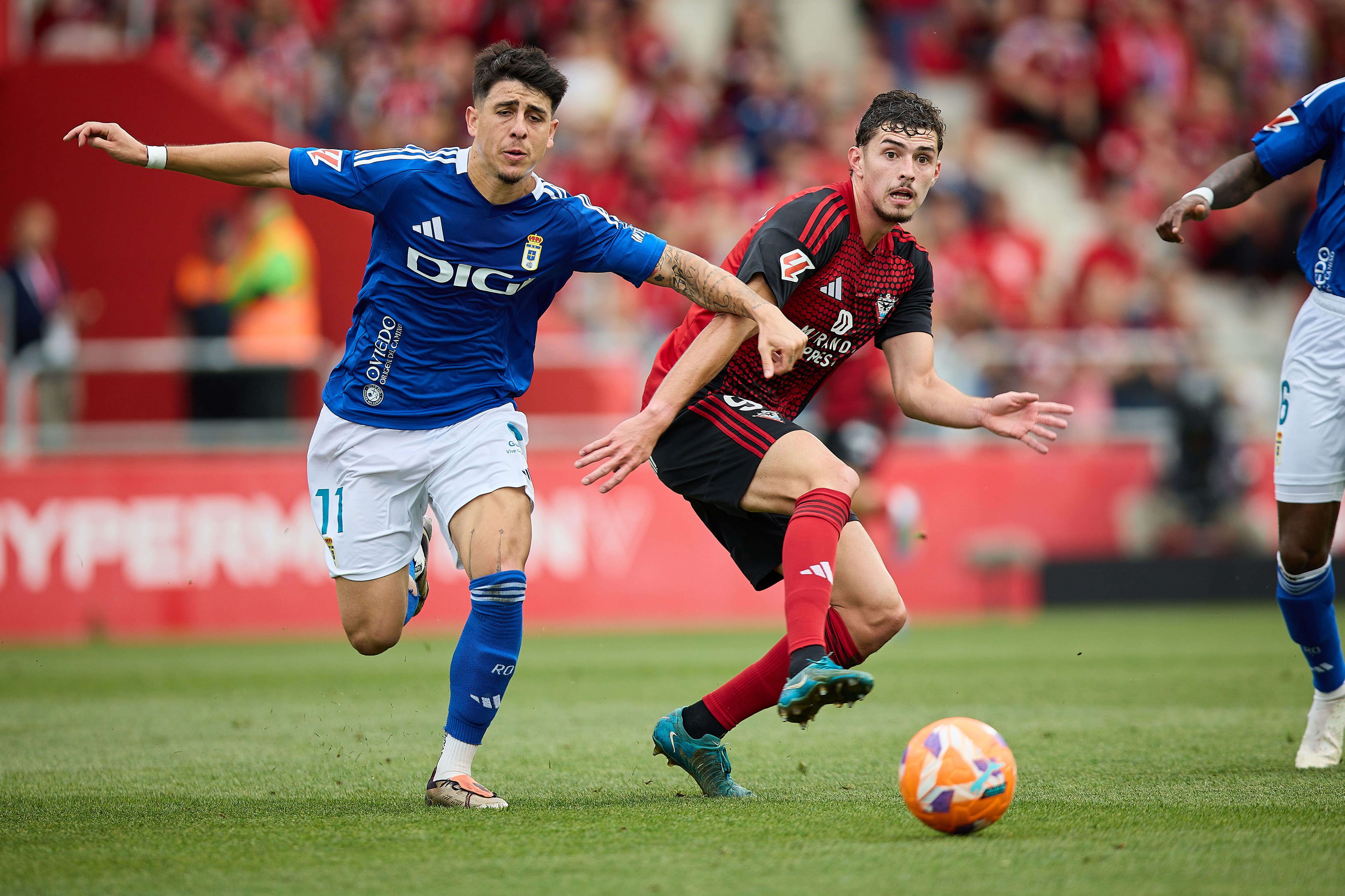 Santiago Colombatto pelea un balón durante el Mirandés-Real Oviedo (Foto: LALIGA).