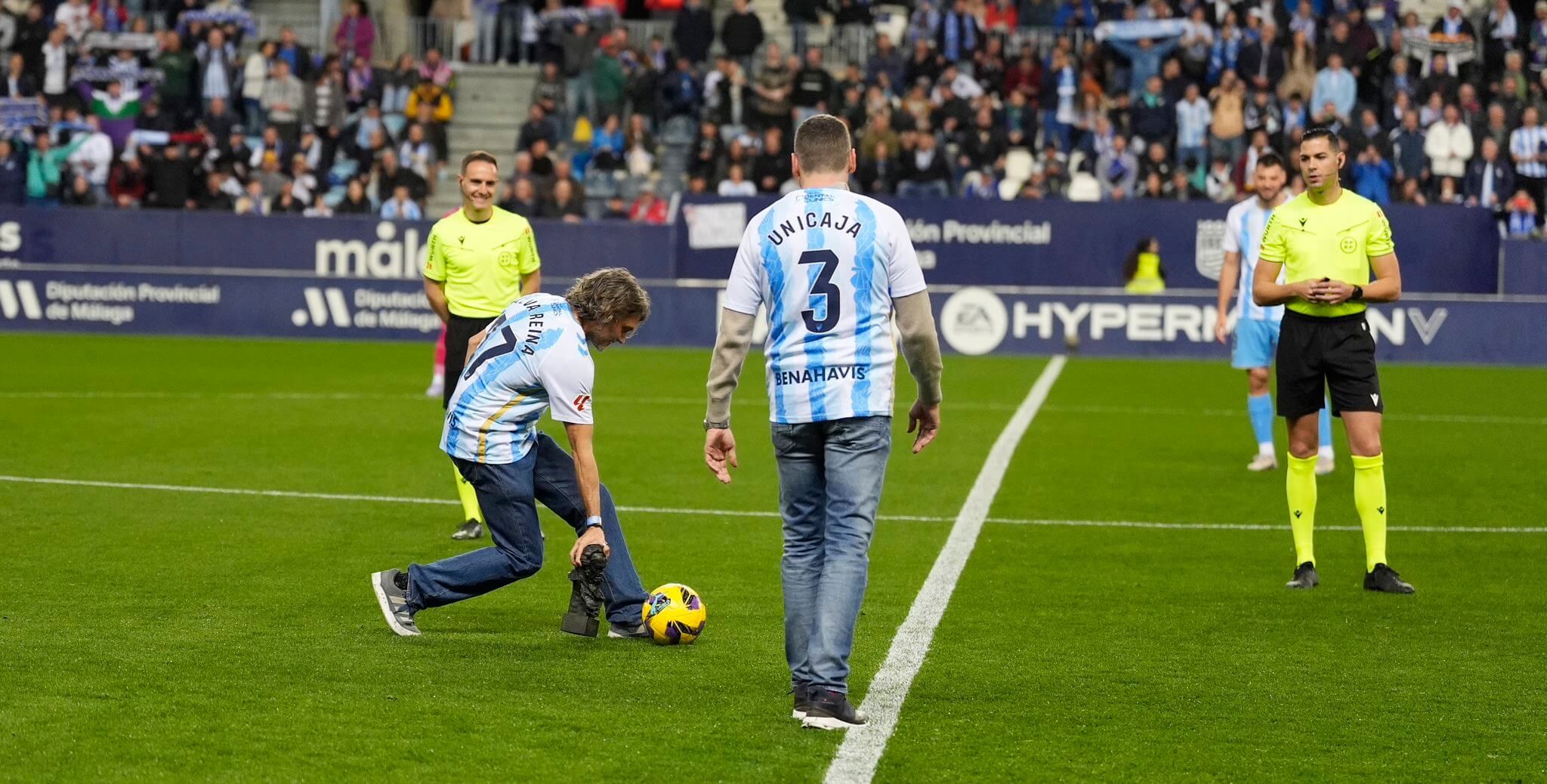 Saque de honor de Salva Reina e Ibon Navarro en La Rosaleda.