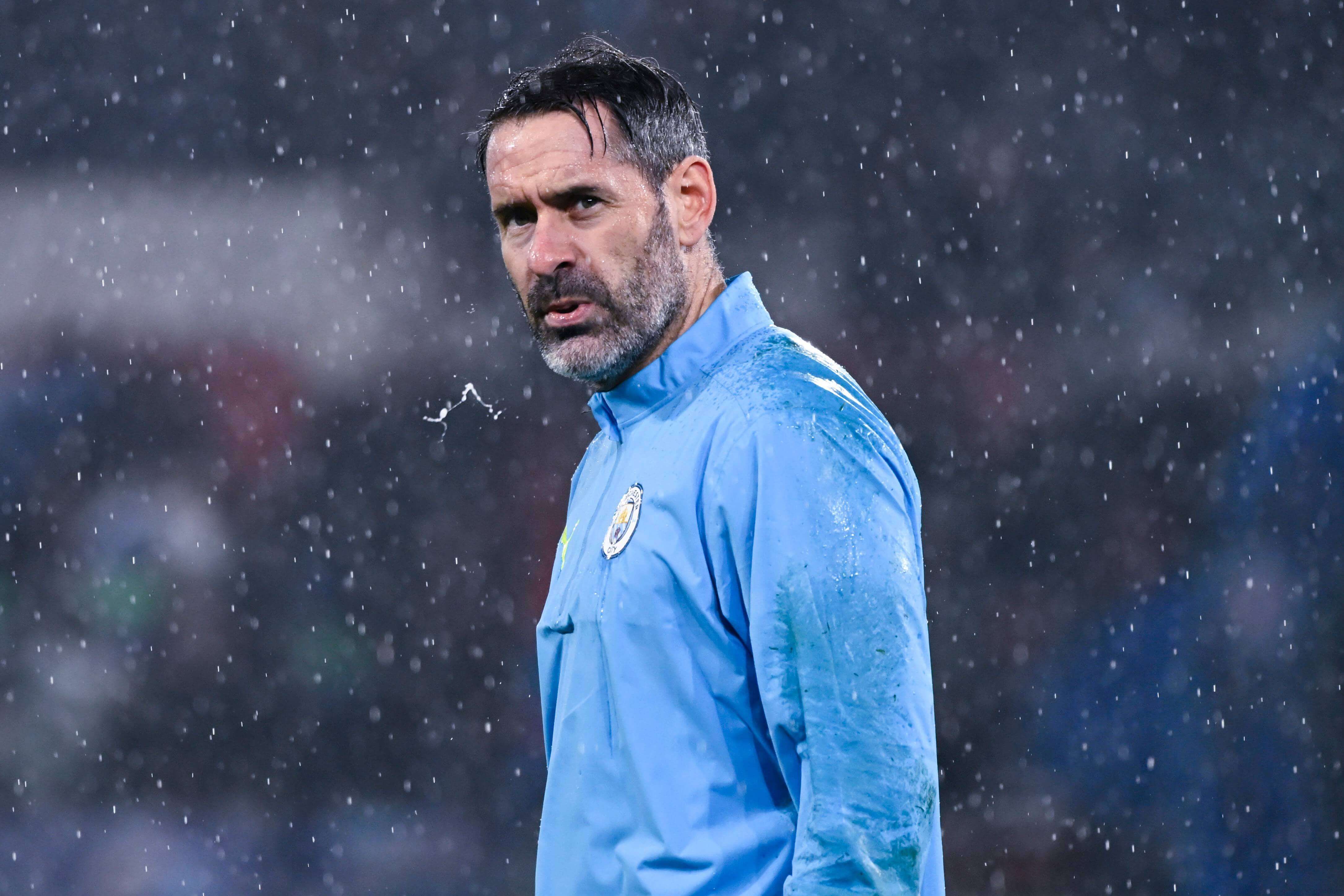  Scott Carson calienta antes de un partido del Manchester City.
