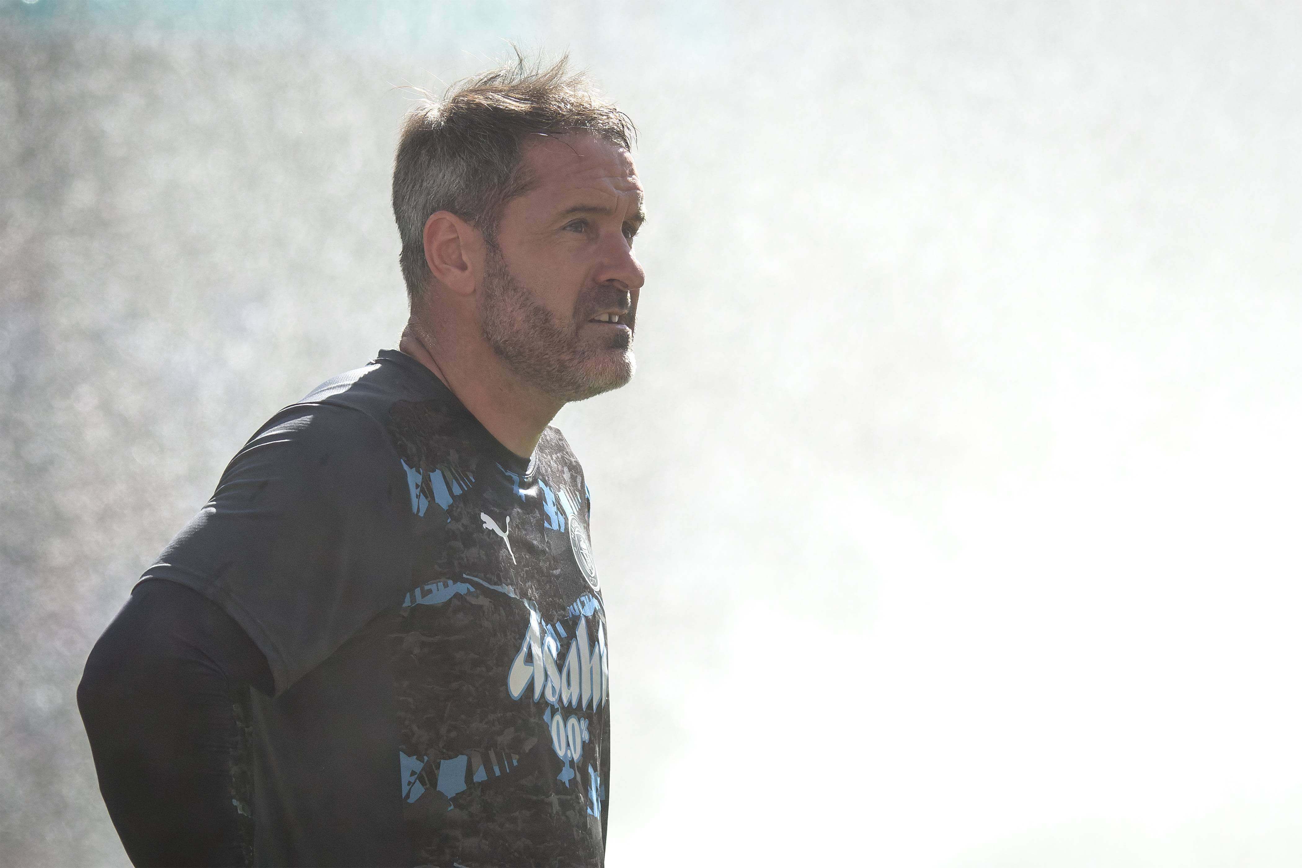 Scott Carson calienta antes de un partido del Manchester City (Foto: Cordon Press).