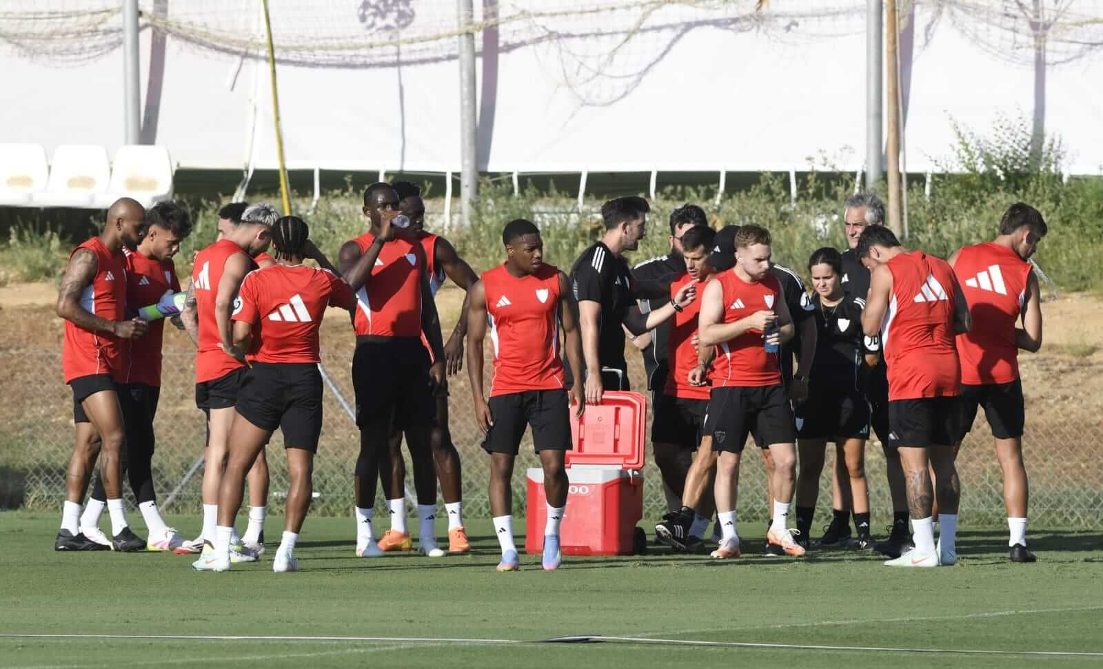  Tanguy Nianzou, Stanis Idumbo y varios jugadores más en el entrenamiento del Sevilla.