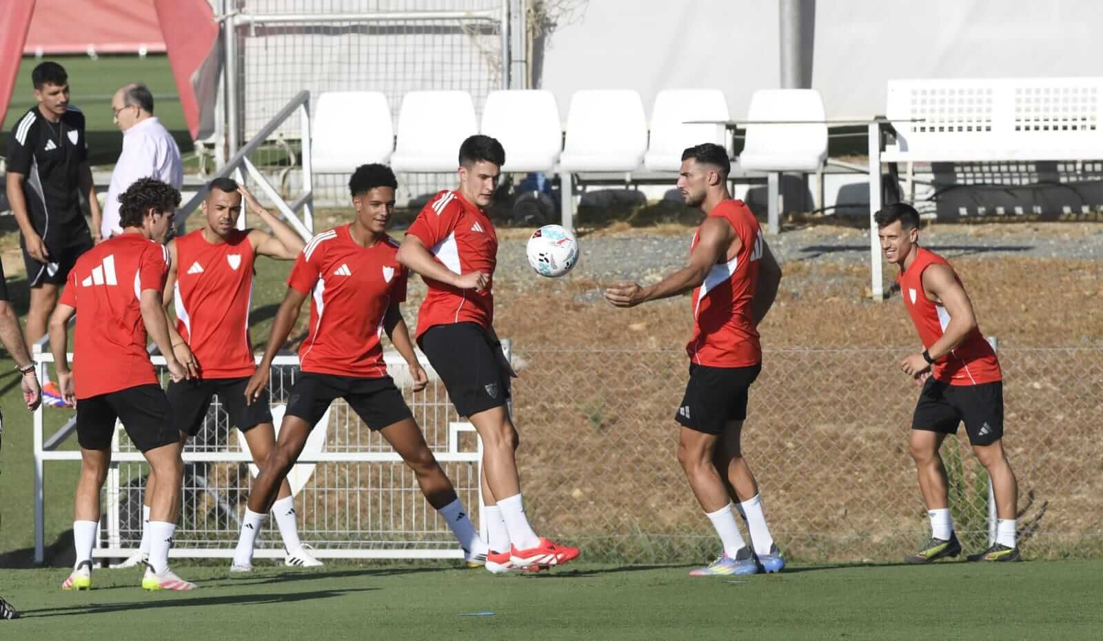  Rafa Mir, junto a varios canteranos del Sevilla en un entrenamiento.