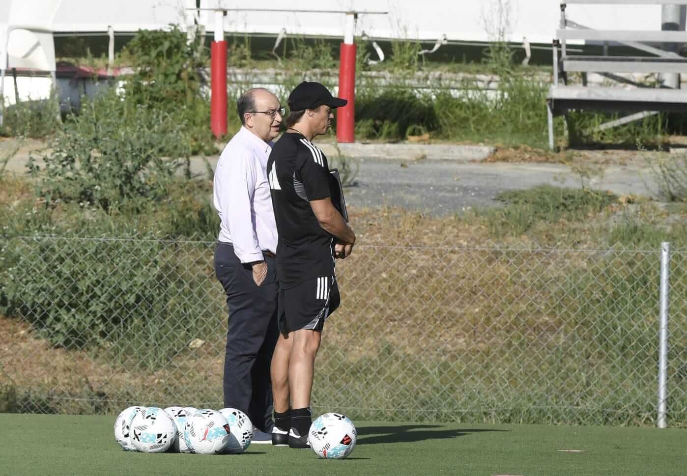  José Castro charla con Matías Almeyda en un entrenamiento del Sevilla.