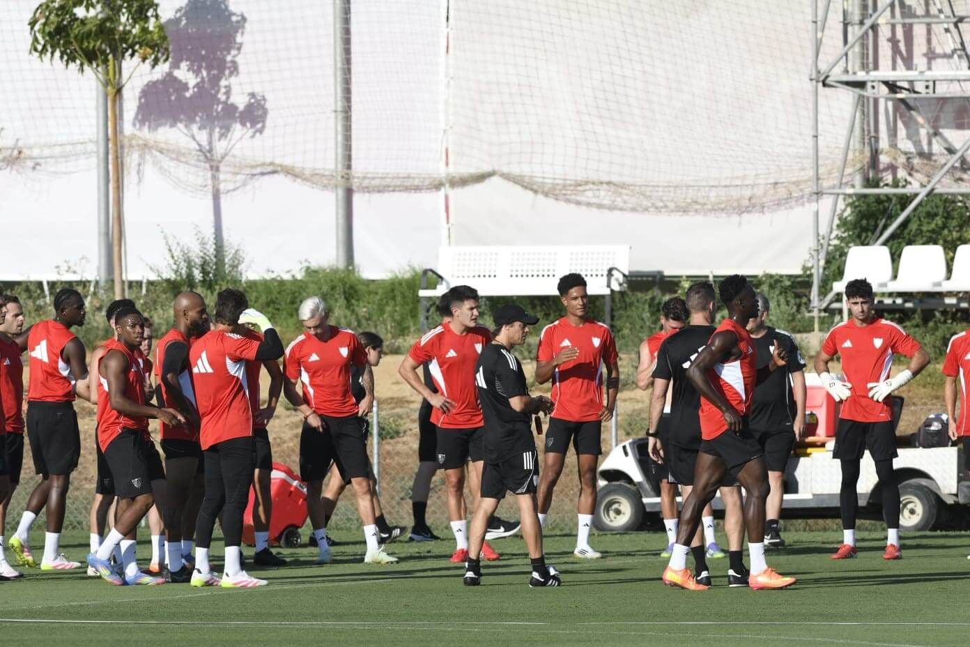 Matías Almeyda, con un grupo de jugadores del Sevilla en el entrenamiento.