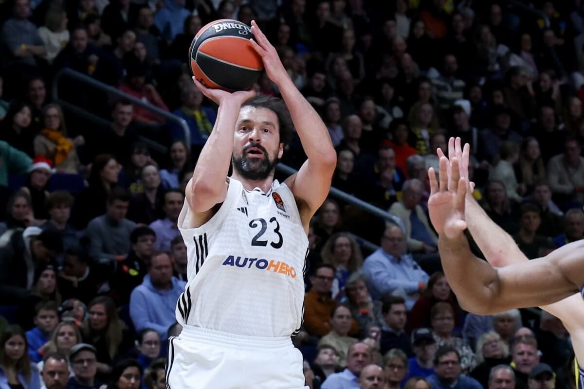  Sergio Llull tira un triple ante el Alba Berlín.