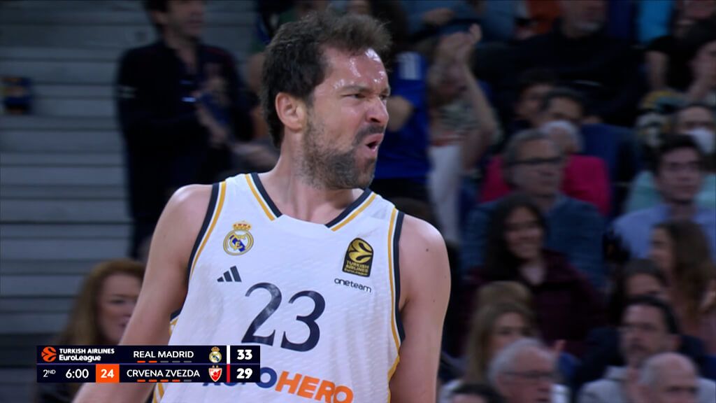  Llull celebra una canasta.