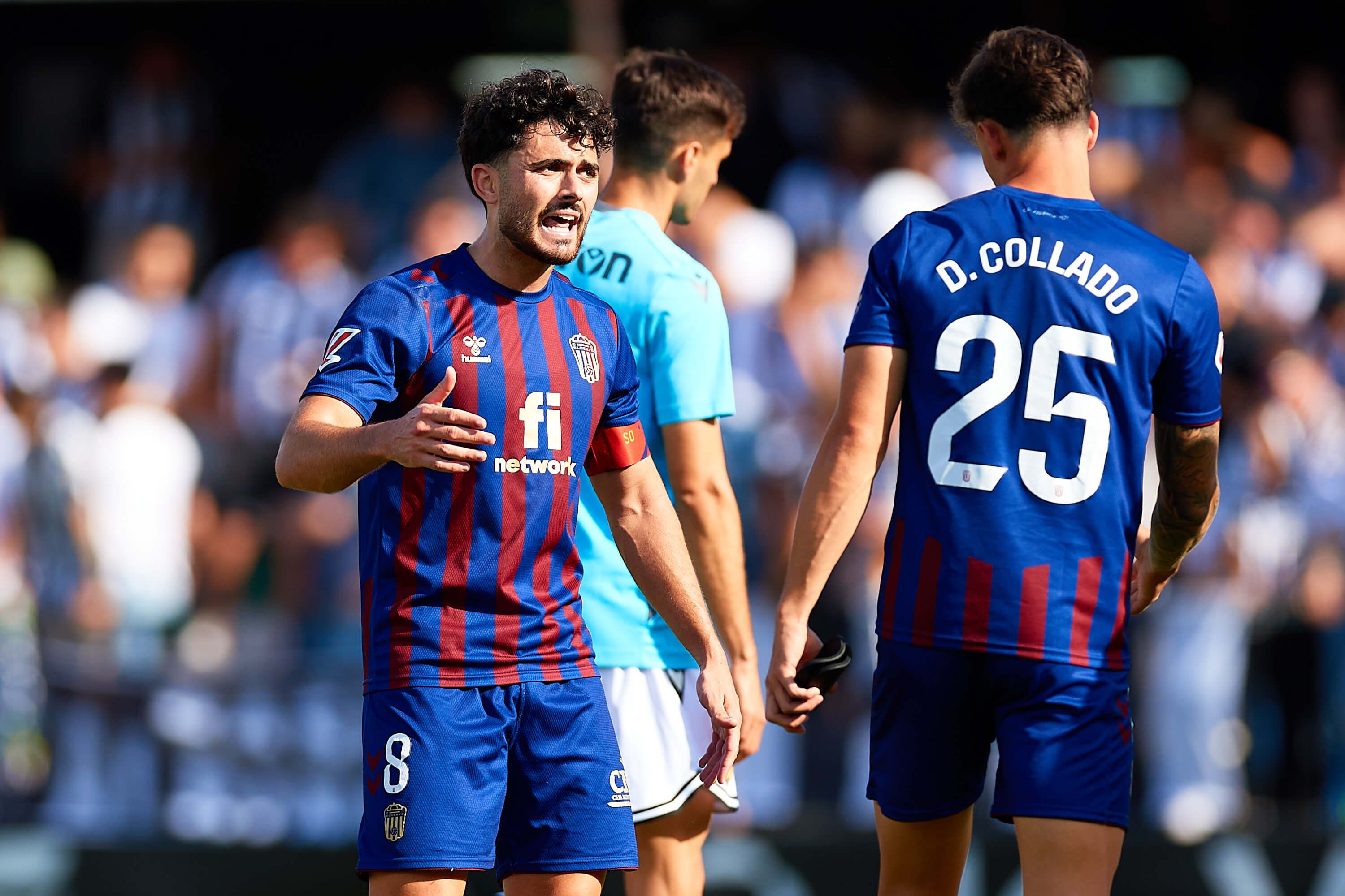  Sergio Ortuño da instrucciones en un partido del Eldense.