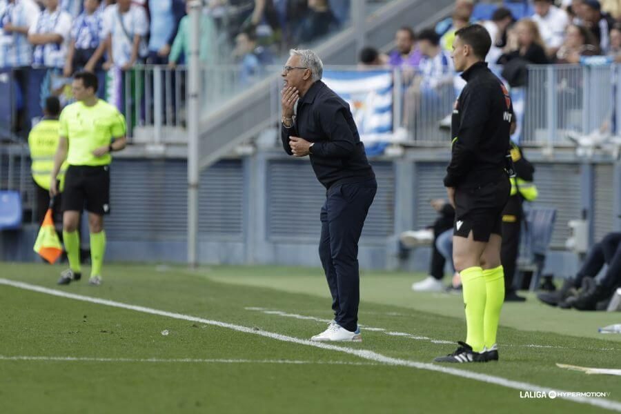  Sergio Pellicer da indicaciones durante el Málaga-Córdoba.