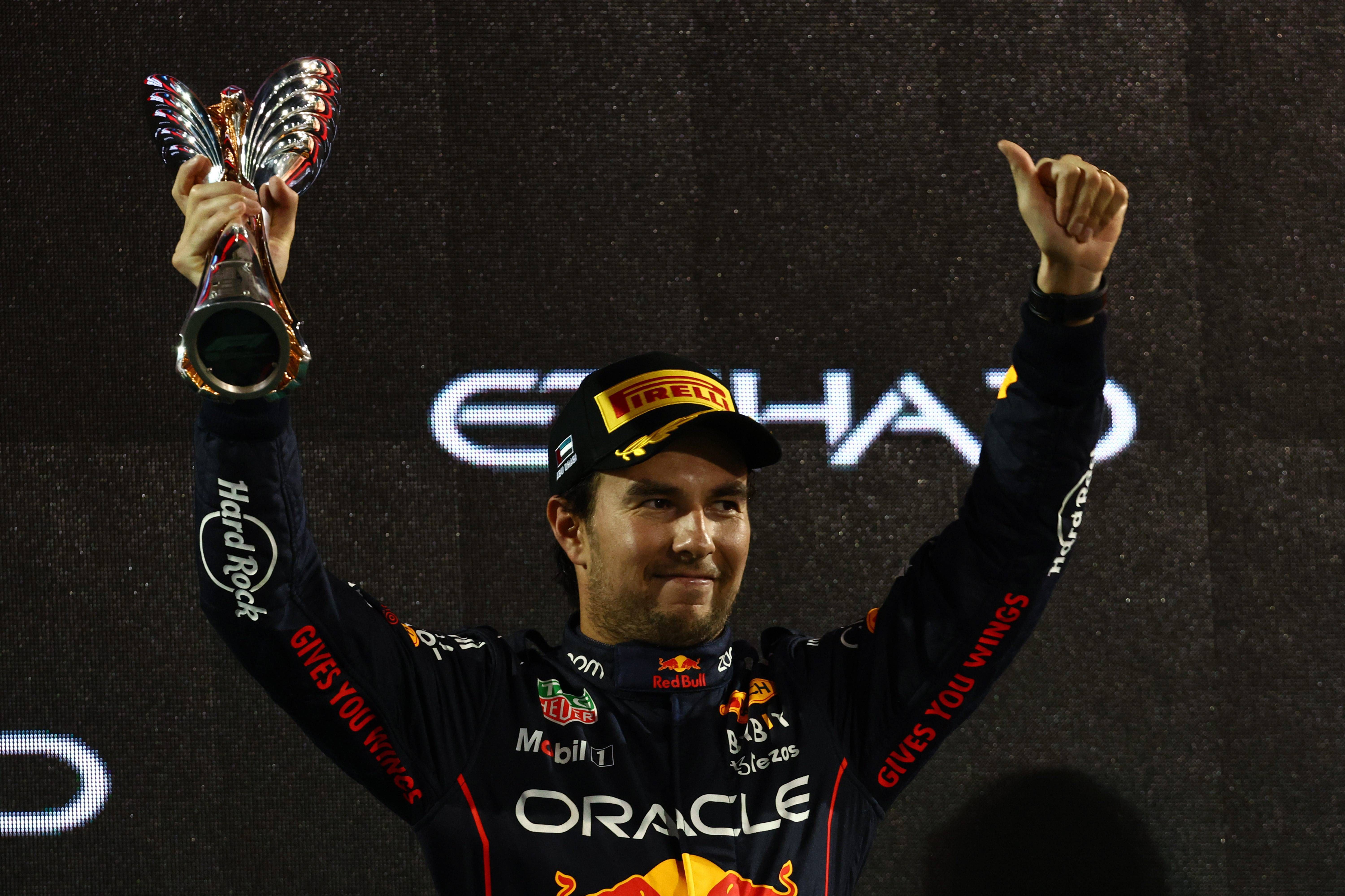 Sergio Perez celebrando en el podium de Abu Dhabi.