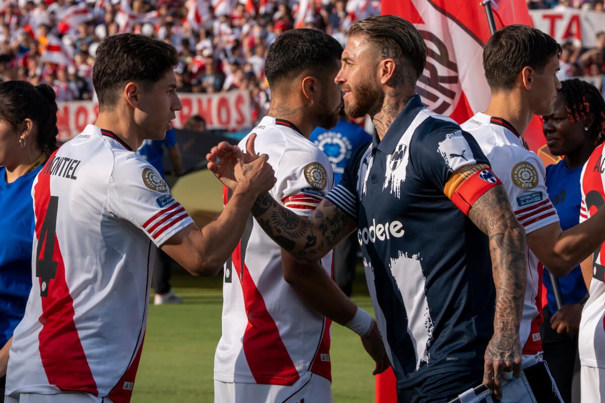  Sergio Ramos saluda a Gonzalo Montiel antes del River Plate-Monterrey (Imagen: DAZN).