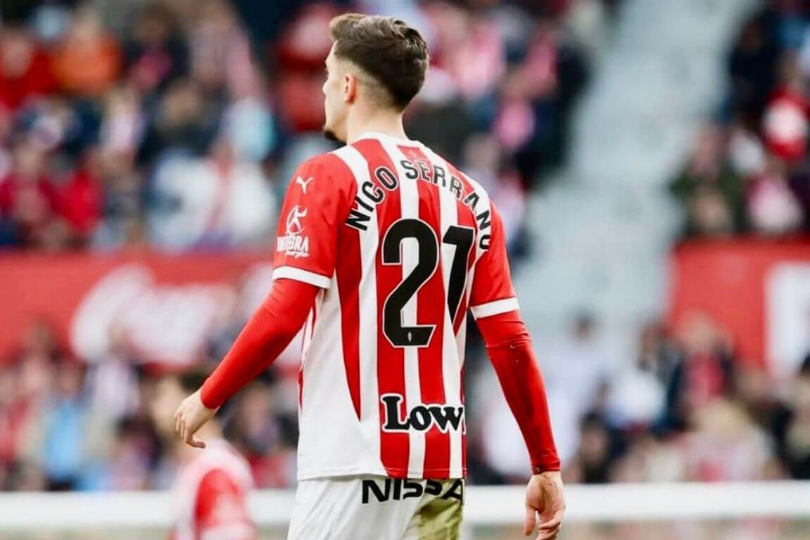  El navarro Nico Serrano en su debut con los gijoneses.