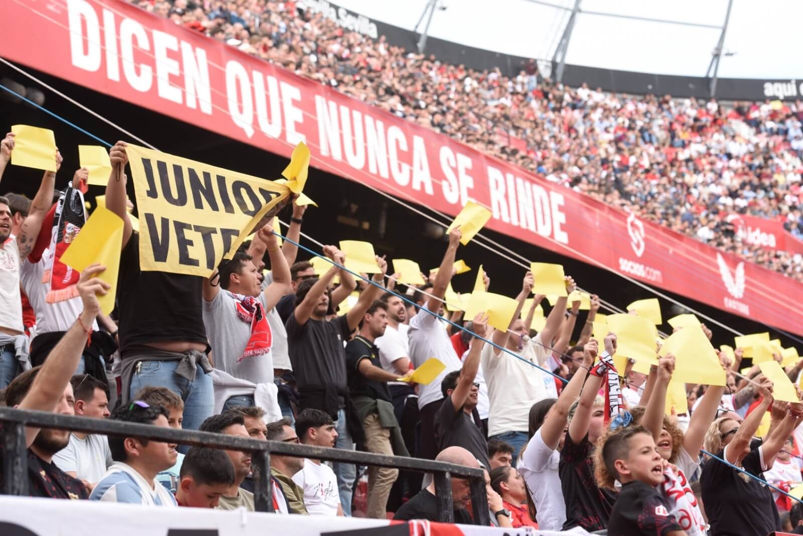  El Sevilla-Atlético, parado por las protestas contra Del Nido Carrasco Foto: Kiko Hurtado).