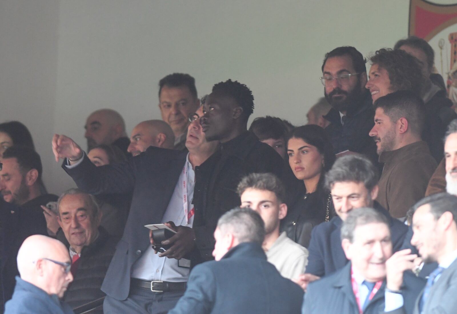 Akor Adams, presenciando el Sevilla-Espanyol.