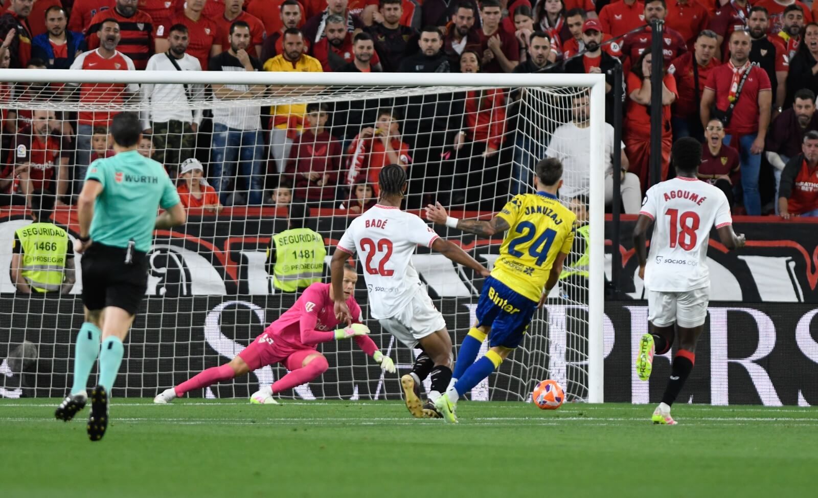  Januzaj prueba a Nyland en el Sevilla-Las Palmas.