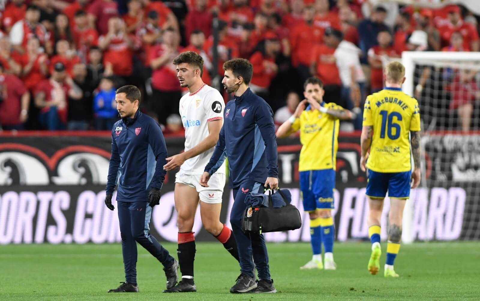  Kike Salas se retira lesionado del Sevilla-Las Palmas.