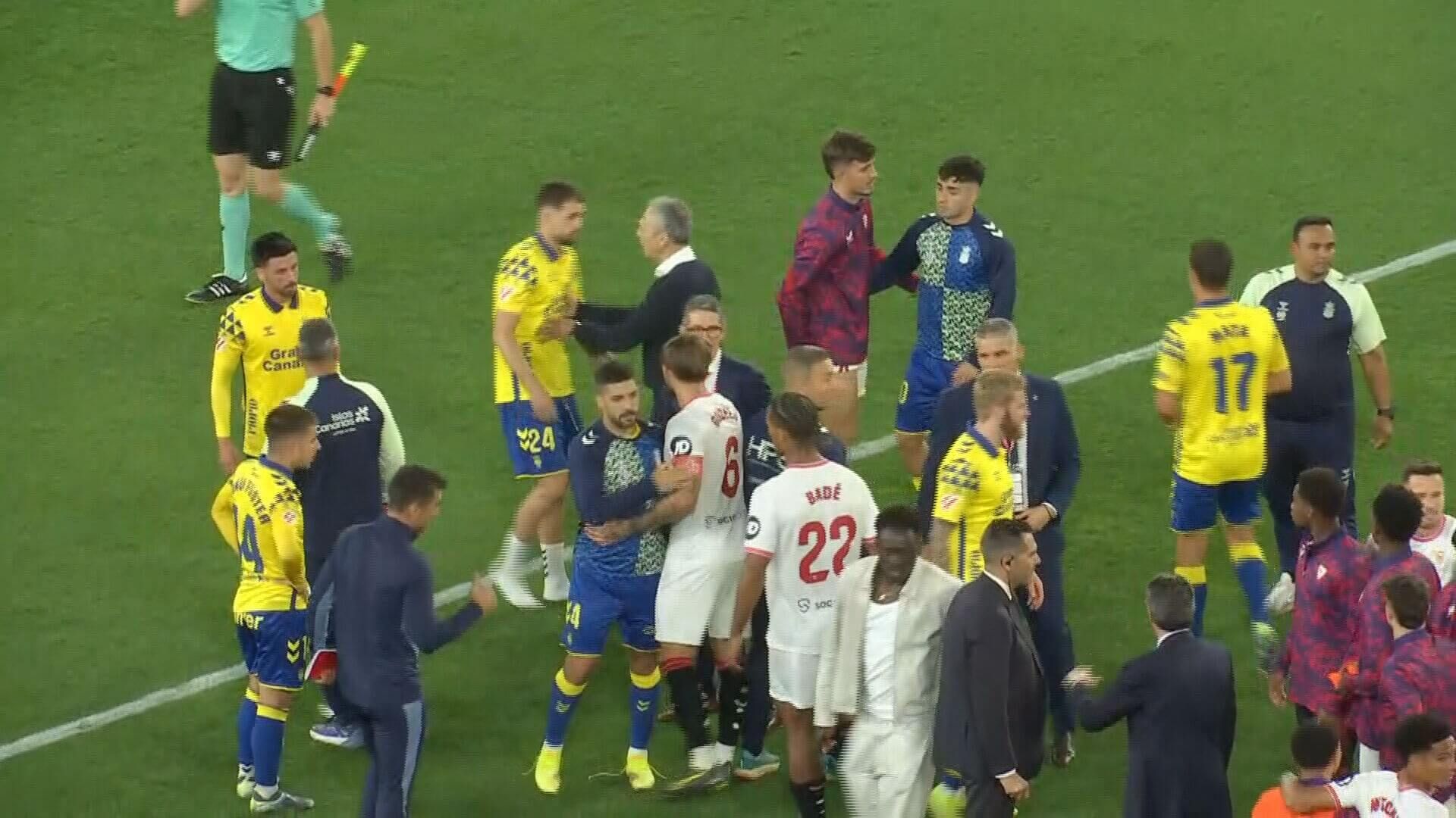  Caparrós habla con Januzaj tras el Sevilla-Las Palmas.