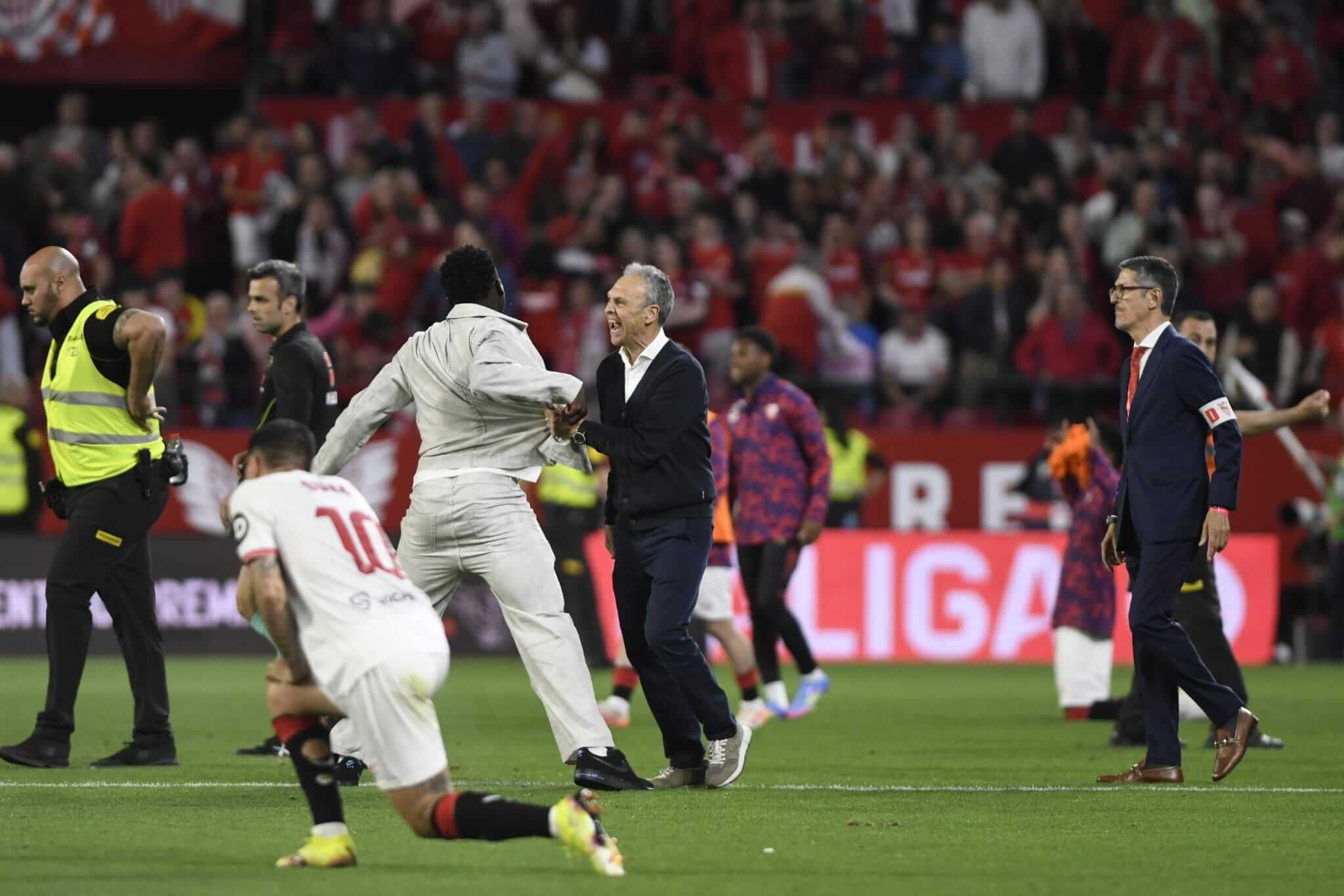  Akor Adams y Caparrós celebran la victoria sobre la UD Las Palmas.