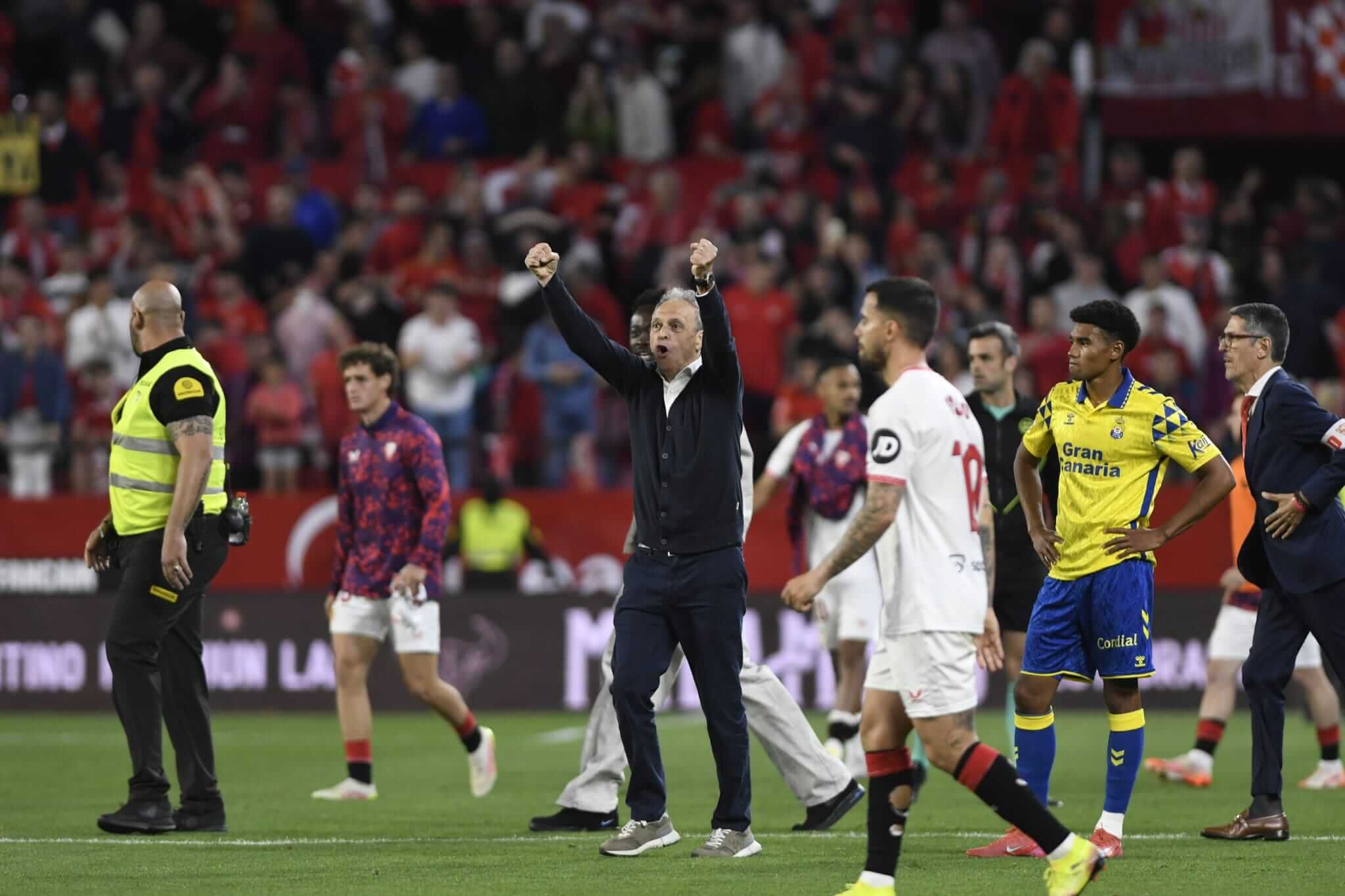  Caparrós celebra la victoria sobre la UD Las Palmas dirigiéndose al Gol Norte.