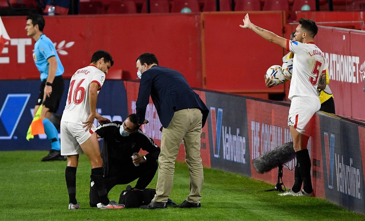 Jesús Navas, tratado por el médico en el Sevilla-Osasuna.