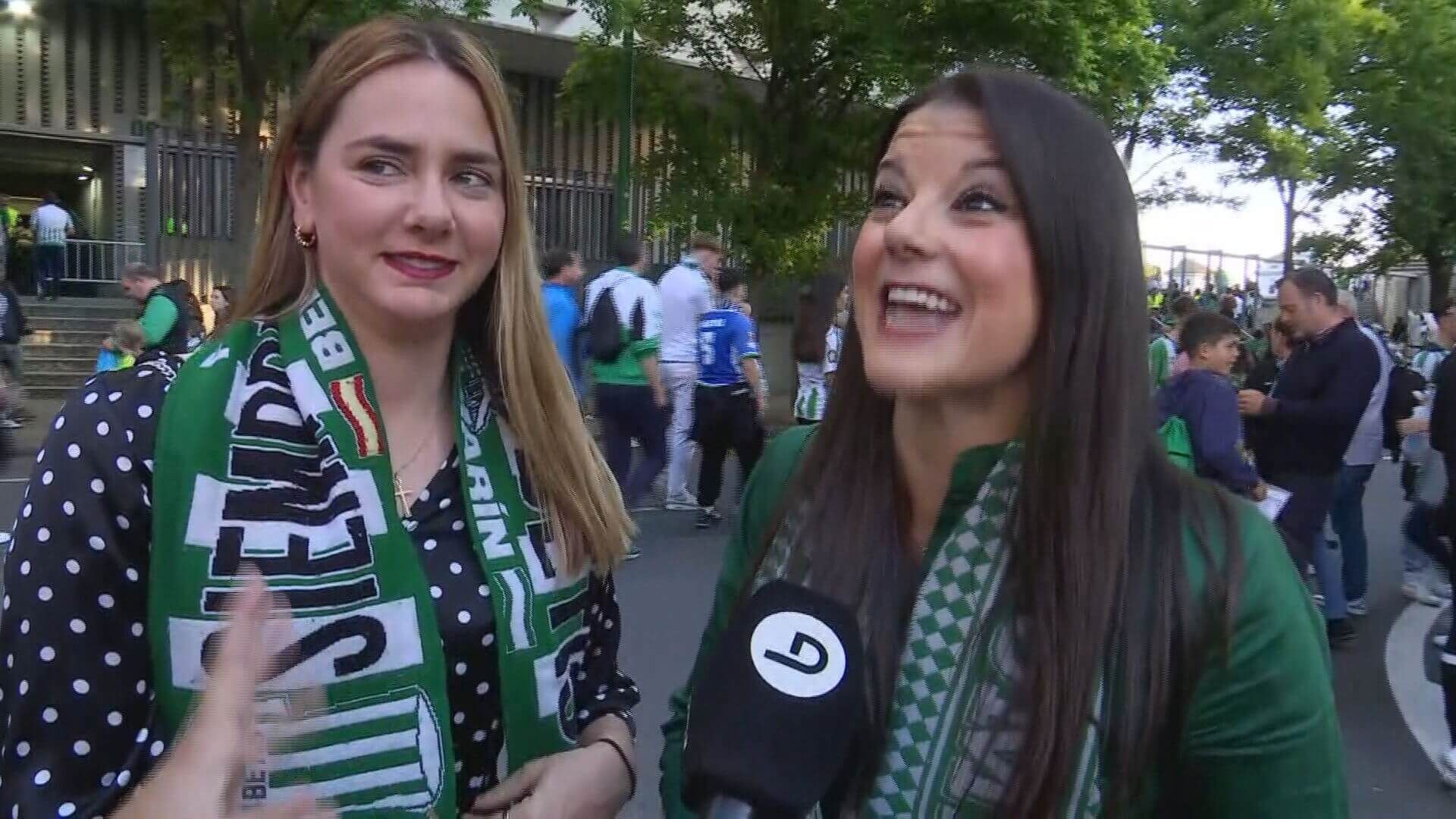  Cristina Galán y la sevillana bética de la Feria.