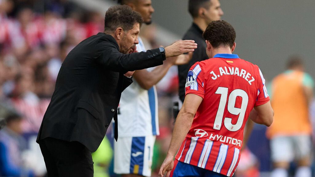  Simeone da indicaciones a Julián Álvarez (Cordon Press)