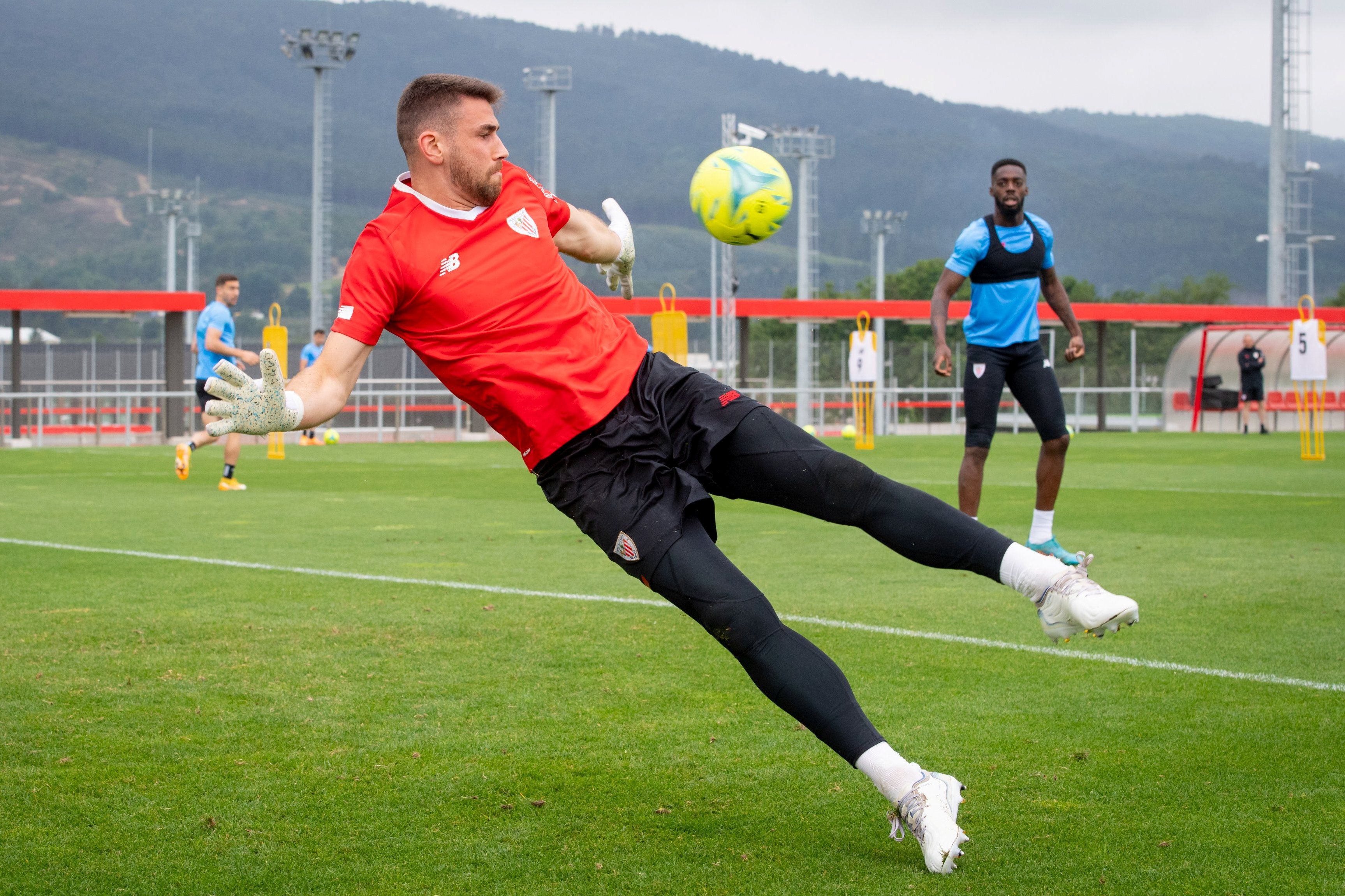  Parada del meta Unai Simón en Lezama.