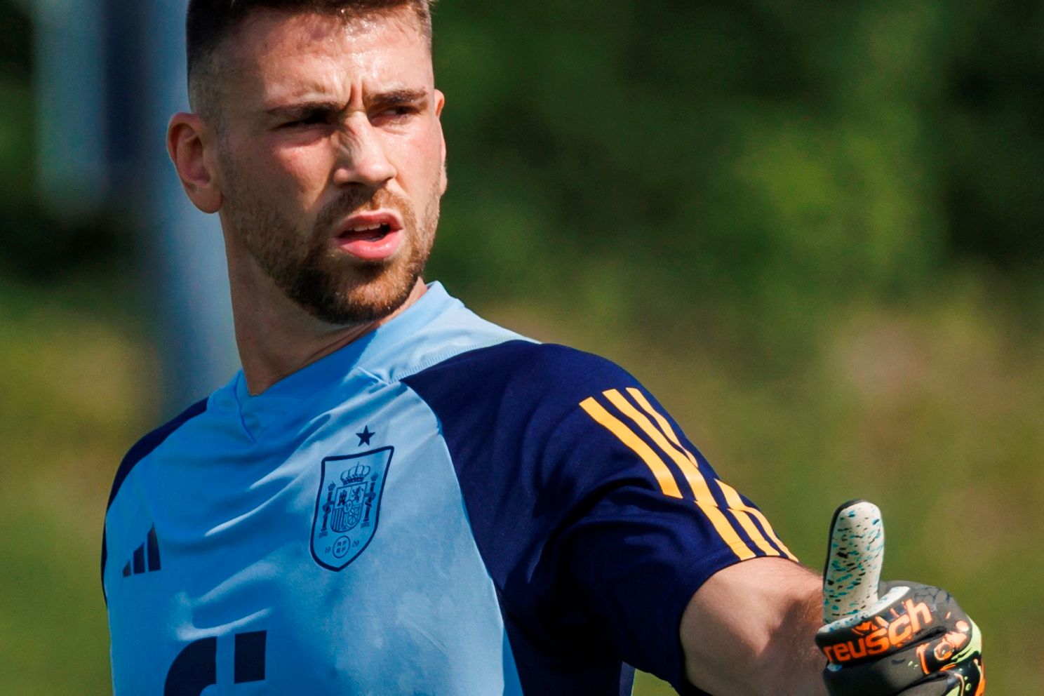 Gesto del guardameta del Athletic Club Unai Simón, en un entrenamiento en Las Rozas.