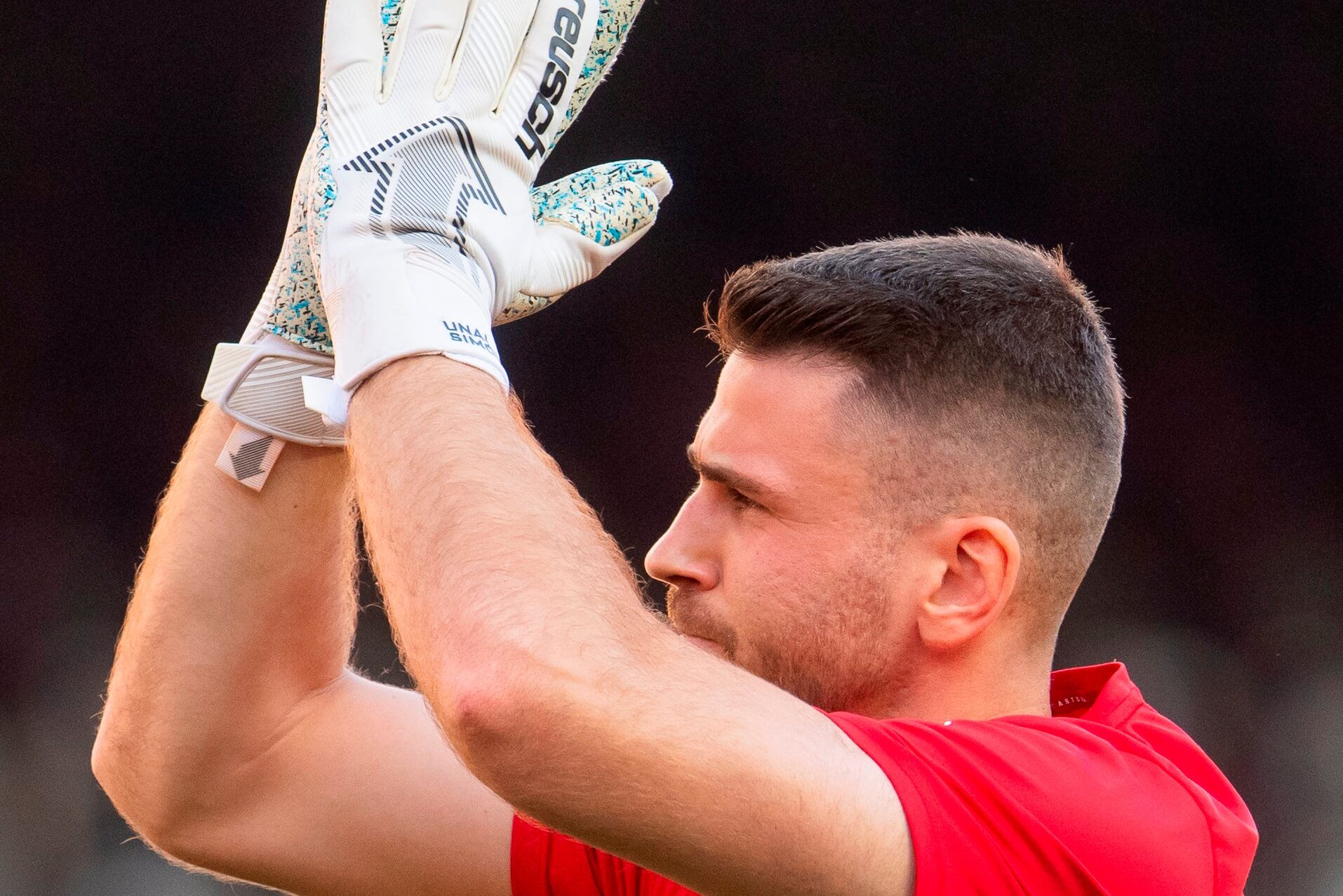  Unai Simón calienta en Mestalla para enfrentarse al Valencia CF.