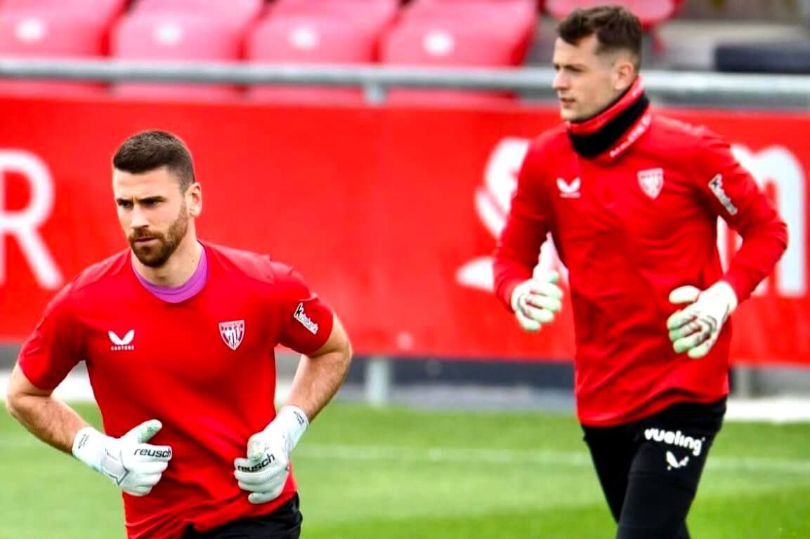  Los porteros Unai Simón y Julen Agirrezabala entrenando en Lezama.
