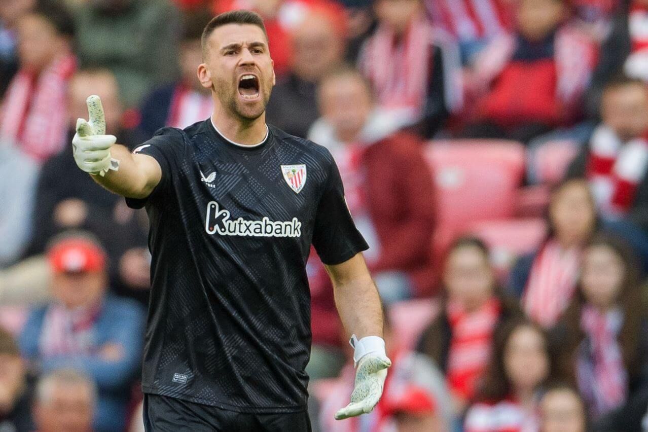  Instrucciones del portero Unai Simón a sus compañeros en San Mamés.