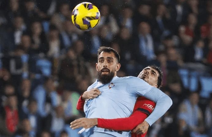  Borja Iglesias intenta controlar un balón.
