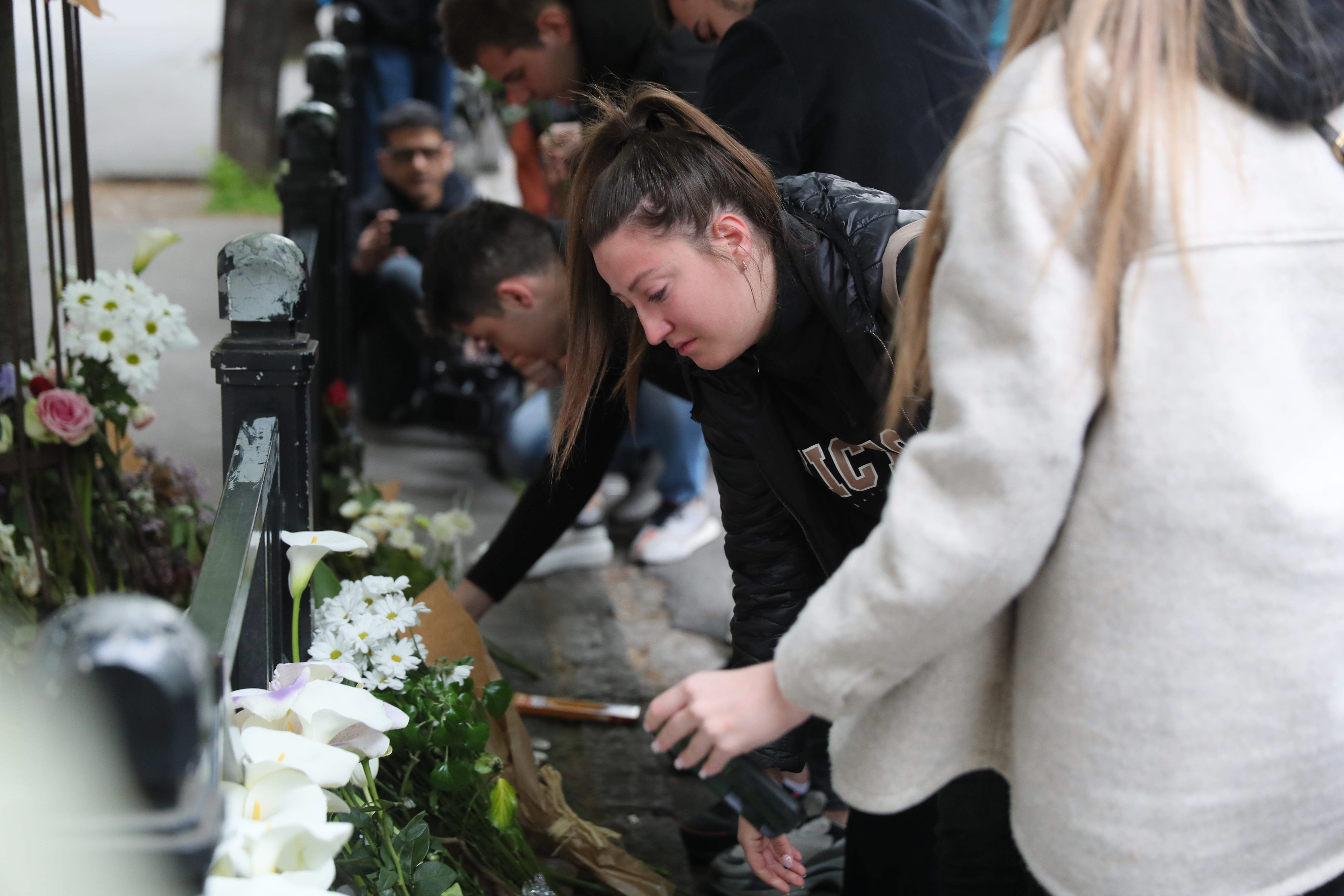 Varias personas acuden al colegio para despedirse de las víctimas de la terrible masacre en Belgrado.