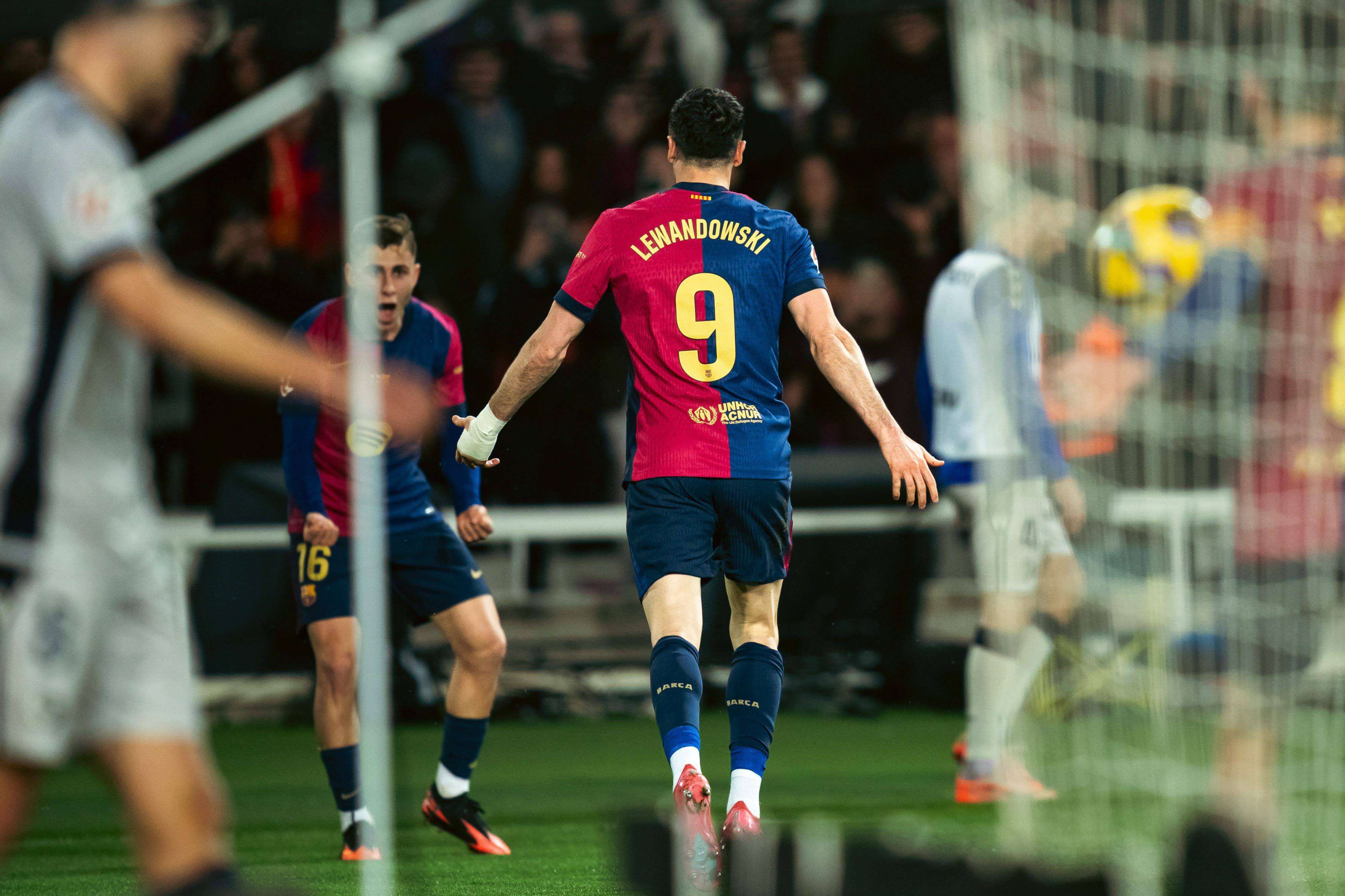  Fermín y Lewandowski celebran un gol frente a Osasuna (FOTO: Cordón Press).
