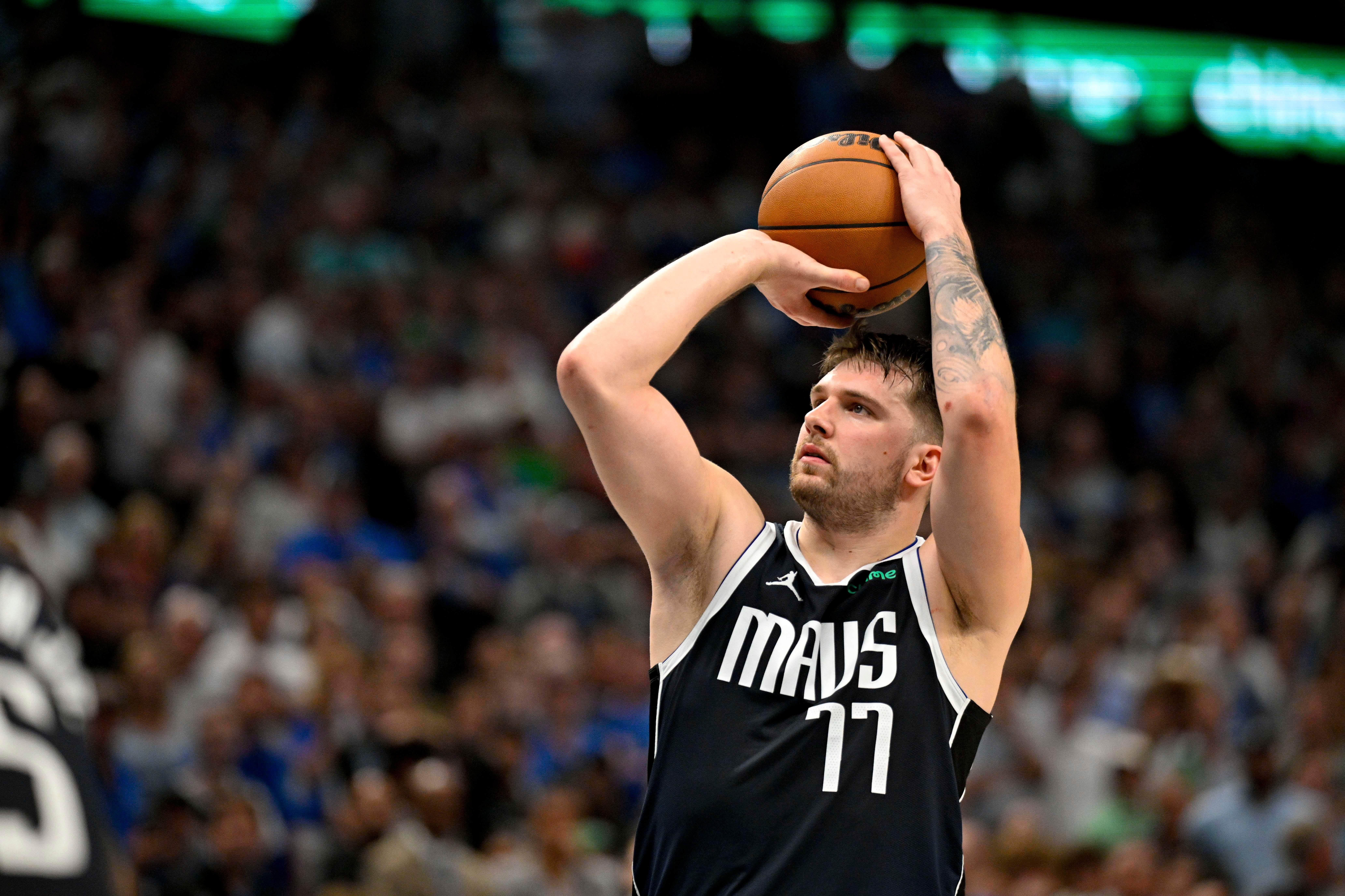 Luka Doncic durante un tiro libre con los Dallas Mavericks (Cordon Press)