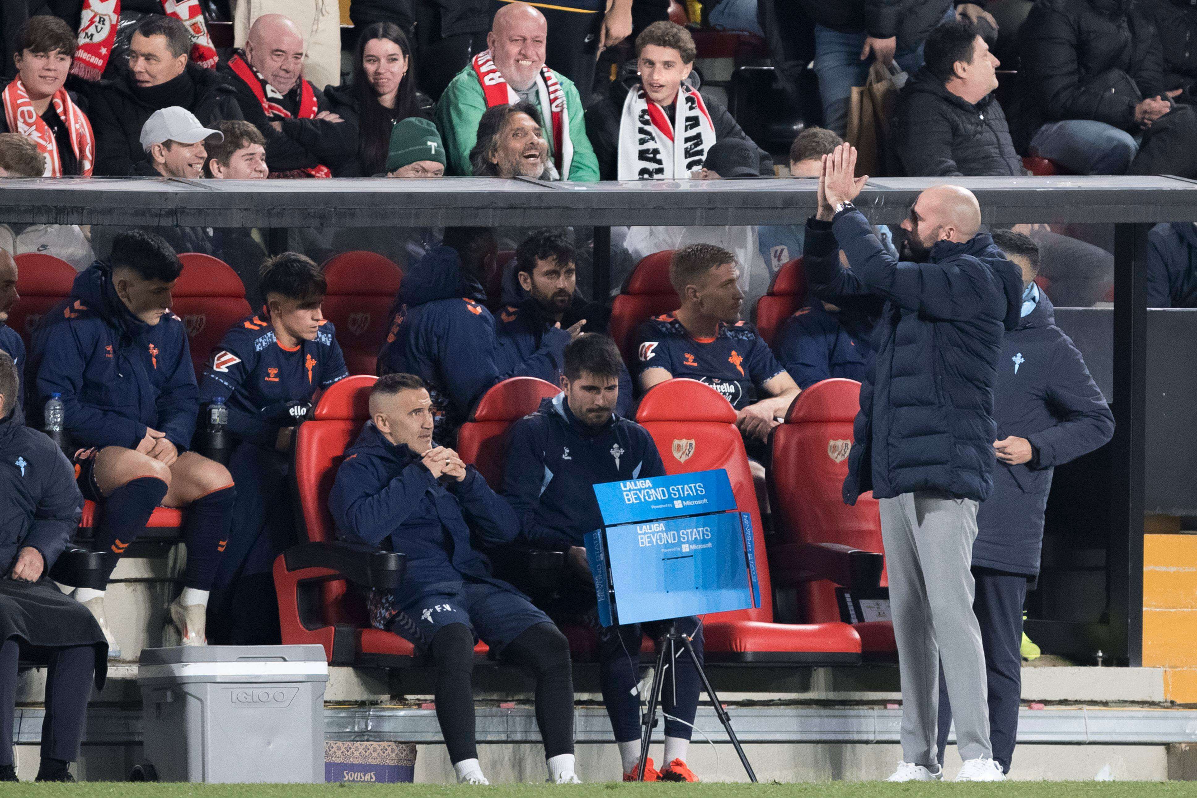 Claudio Giráldez se disculpa con un aficionado en la grada de Vallecas.