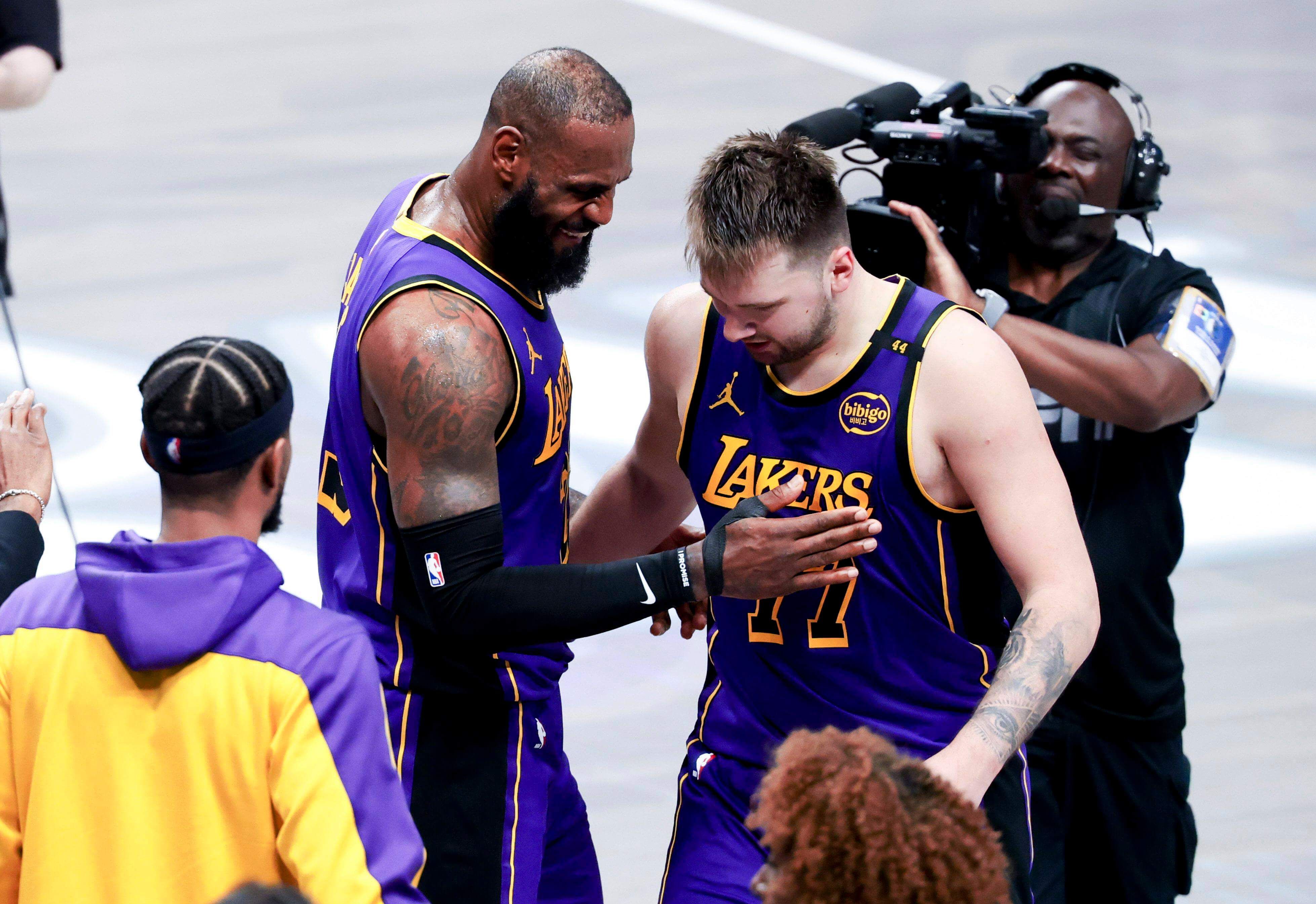 Luka Doncic junto a Lebron James (Cordon Press)