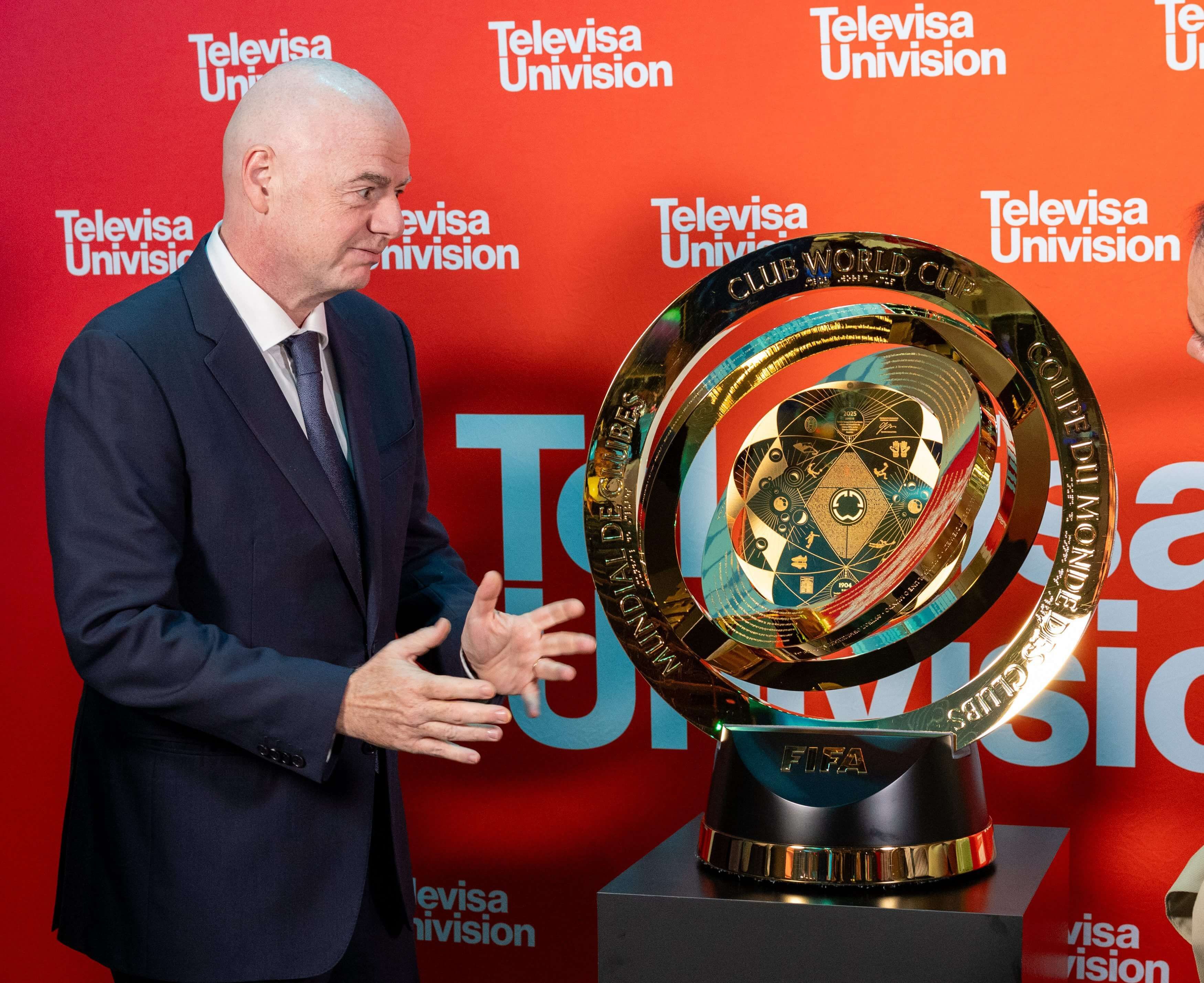  Gianni Infantino, presidente de la FIFA, con el trofeo del Mundial de Clubes (Cordon Press)