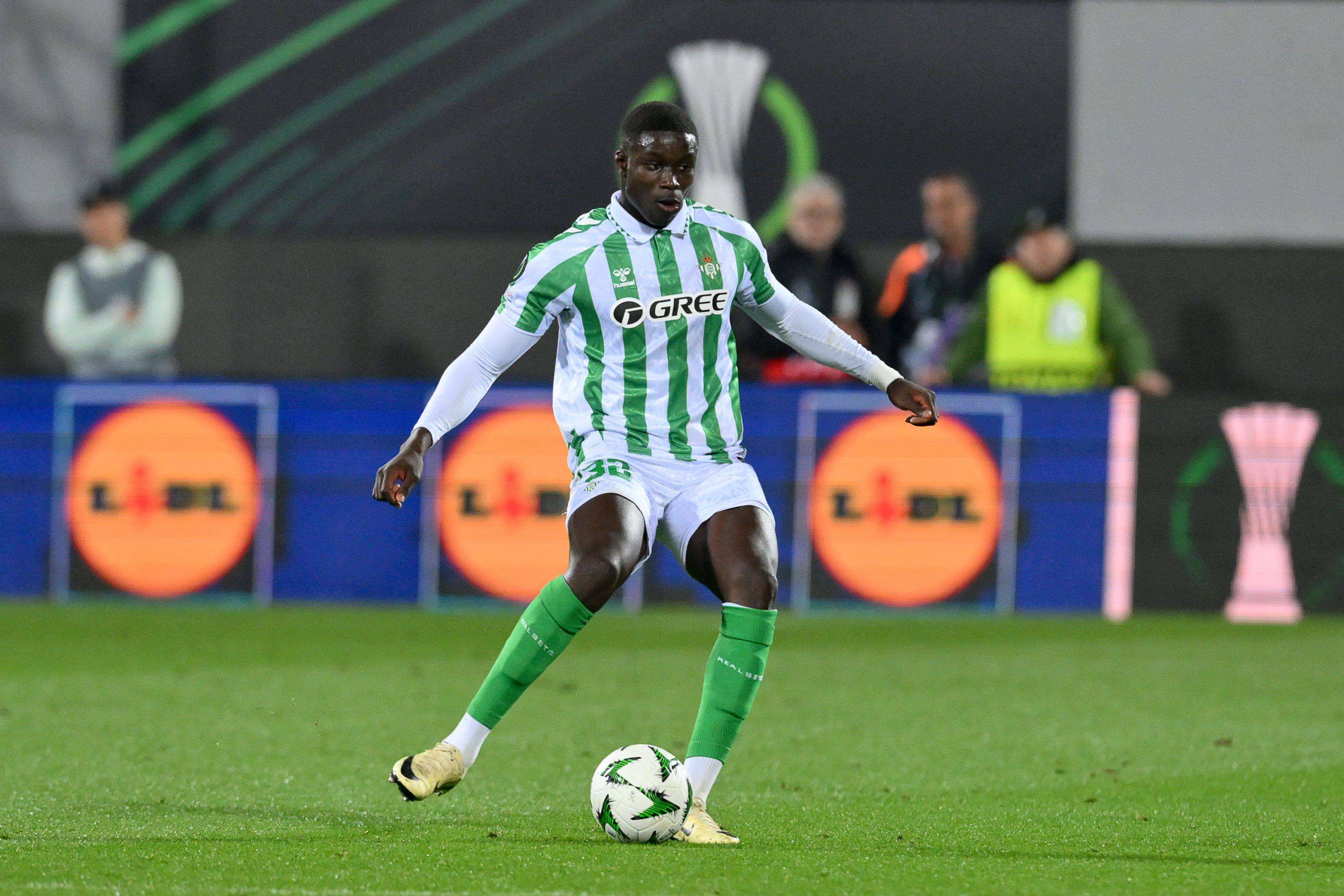  Nobel Mendy, jugando con el Betis en la UEFA Conference League.