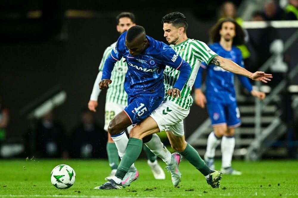  Marc Bartra, ante el Chelseae