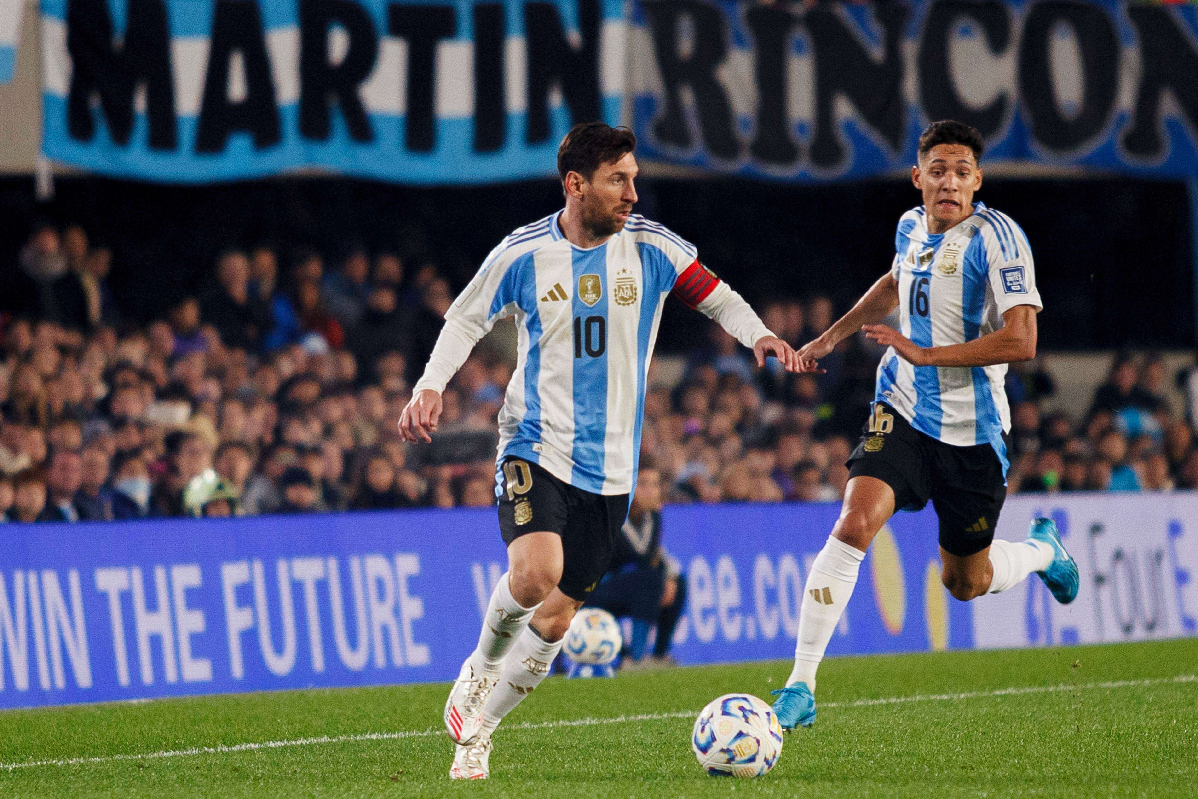 Messi conduce el balón durante el Argentina - Colombia