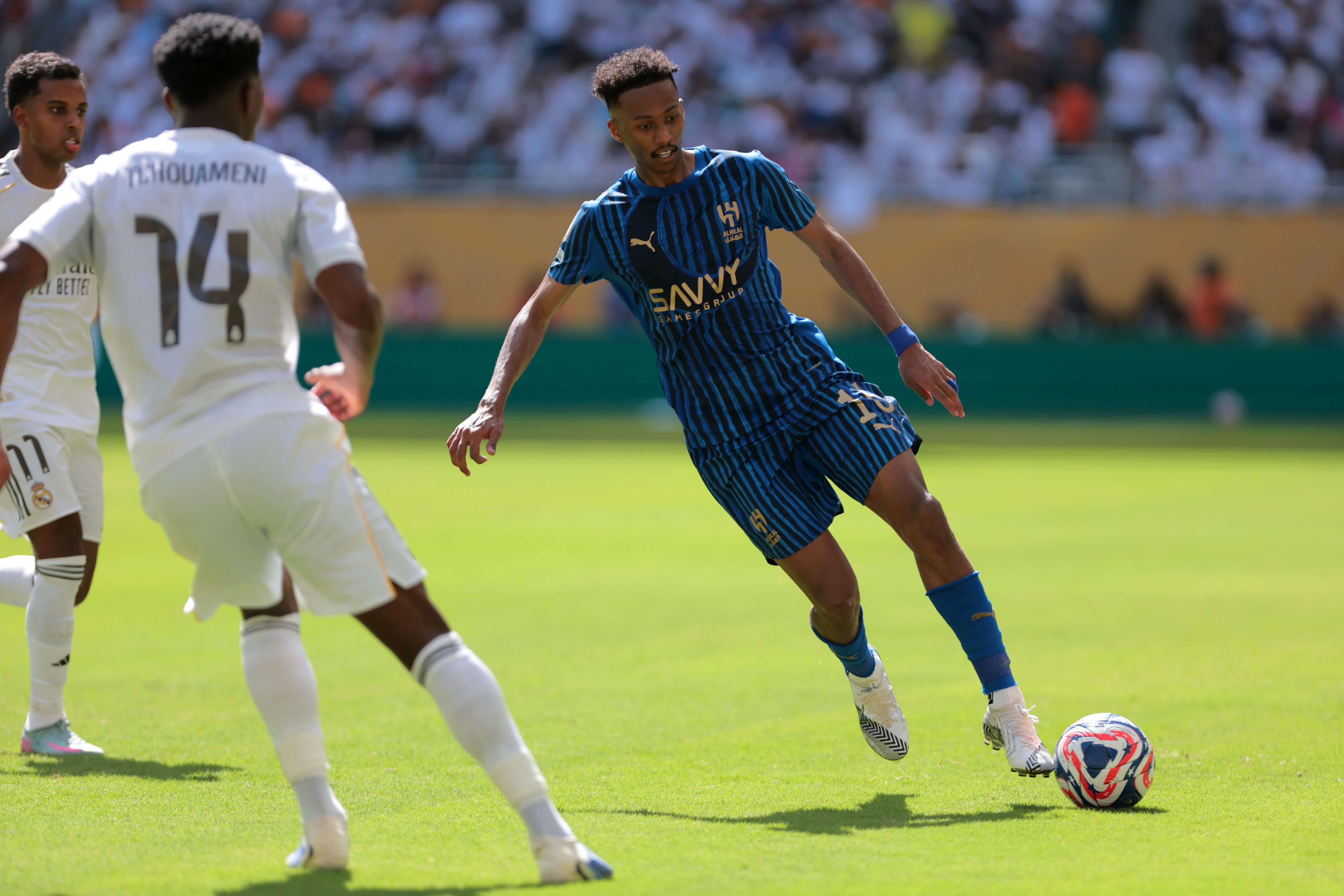  Nasser Al-Dawsari ante Tchouaméni, en el Real Madrid-Al Hilal (foto: Cordon Press).