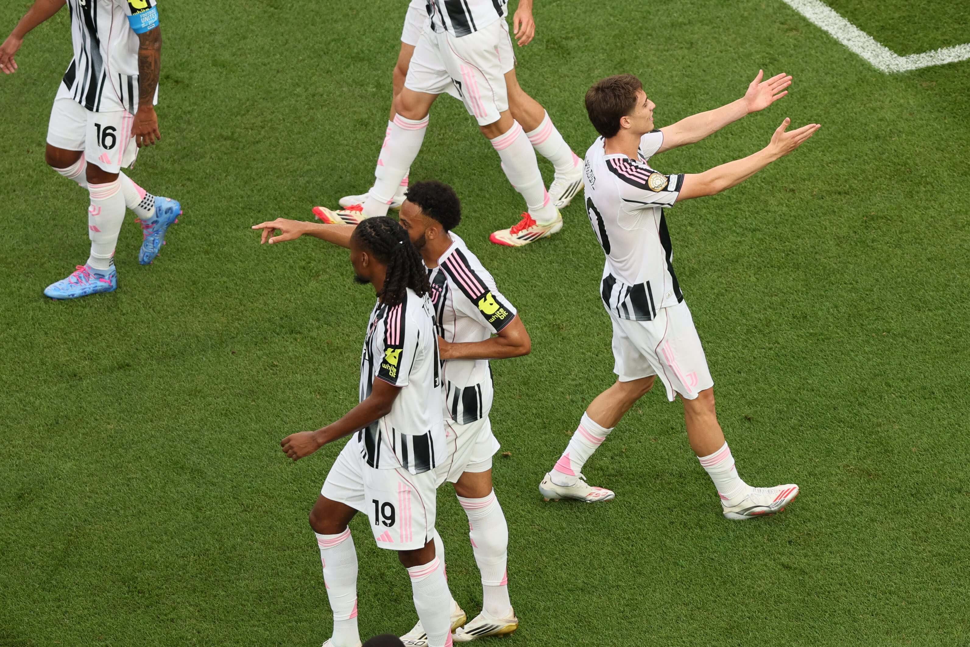 Kenan Yildiz celebra un gol ante Wydad Casablanca
