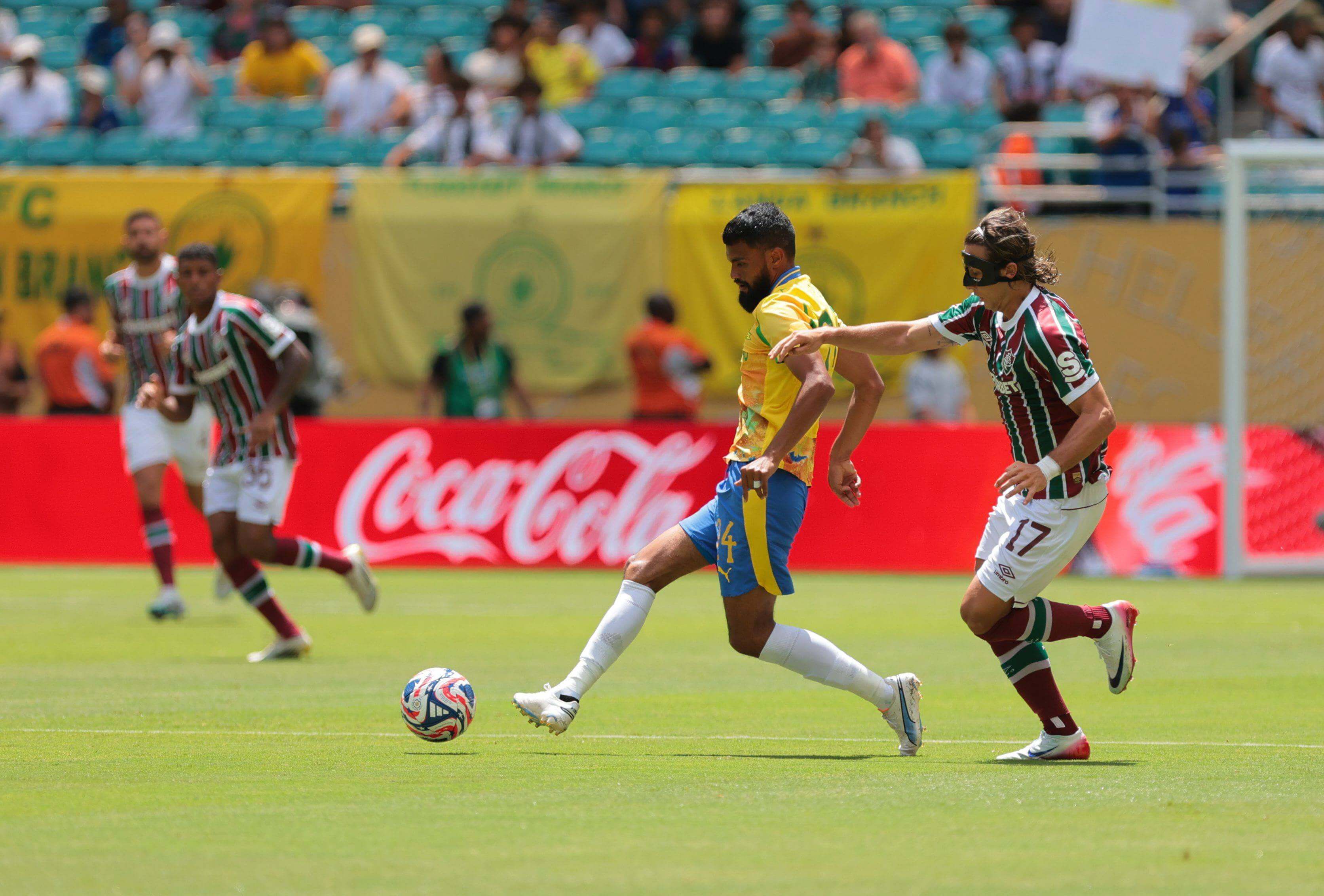 Mokoena y Canobbio pelean un balón en el Mamelodi y Fluminense (FOTO: Cordón Press).
